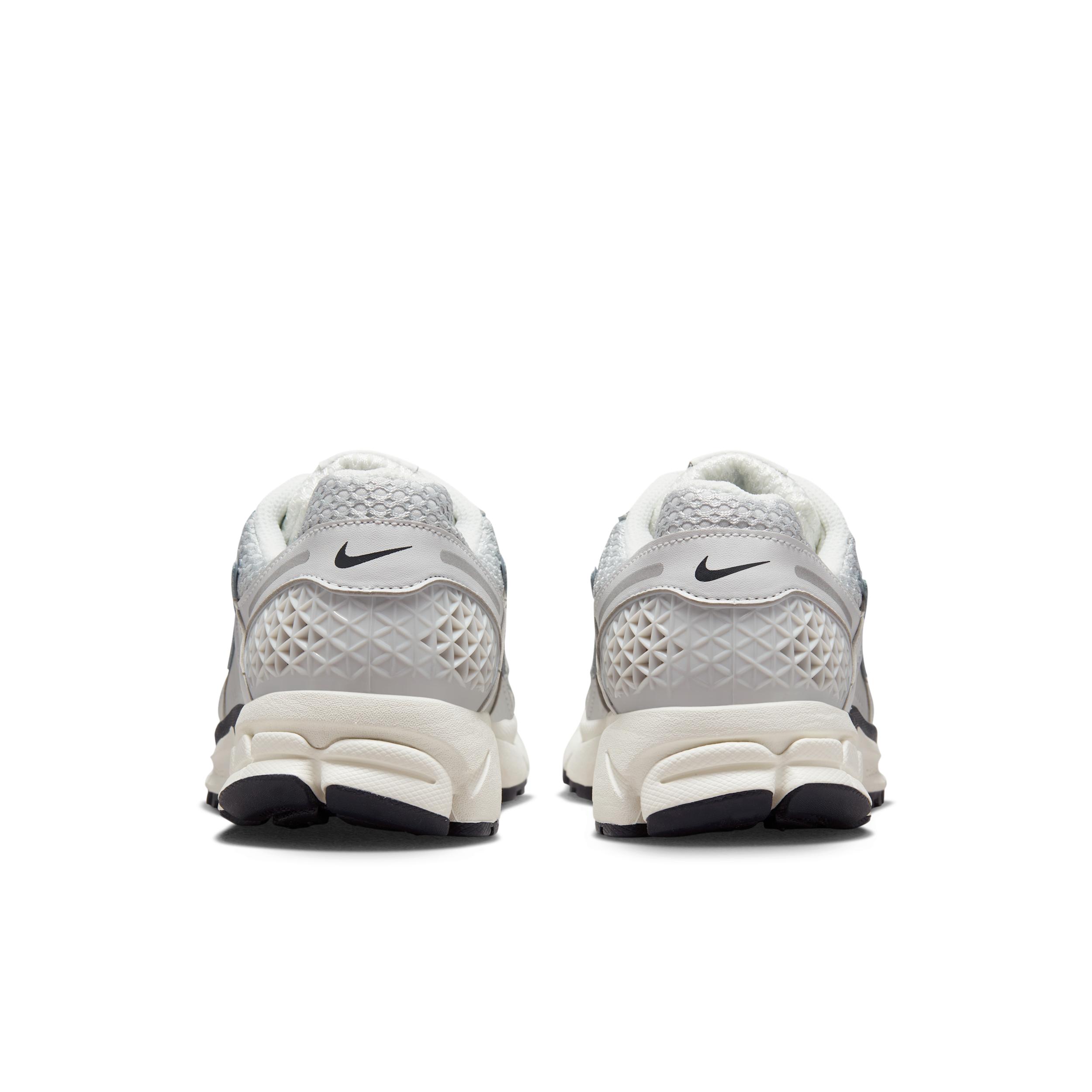 Nike Womens Zoom Vomero Shoes | FD0884-025 Product Image