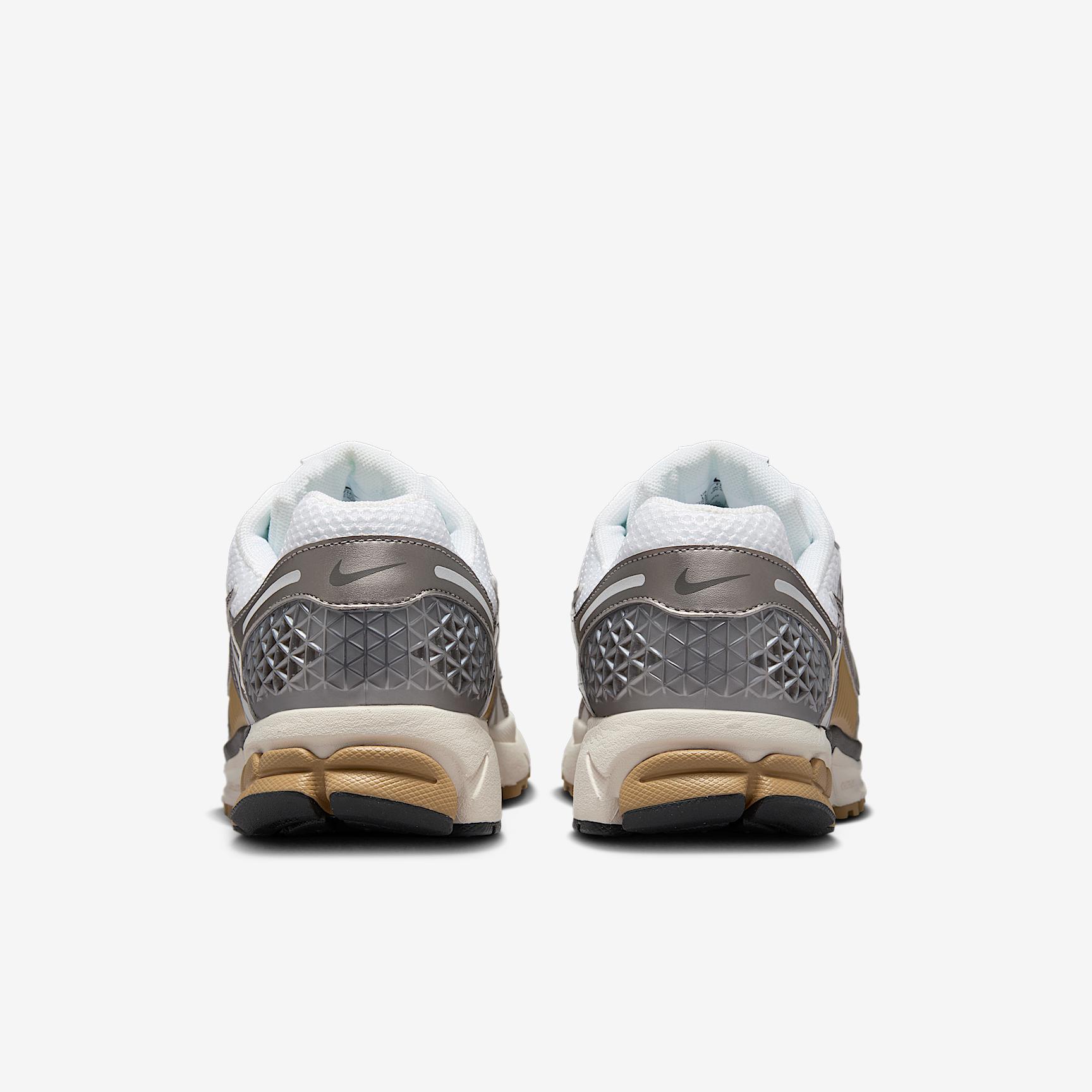 Nike Men's Zoom Vomero 5 Shoes Product Image