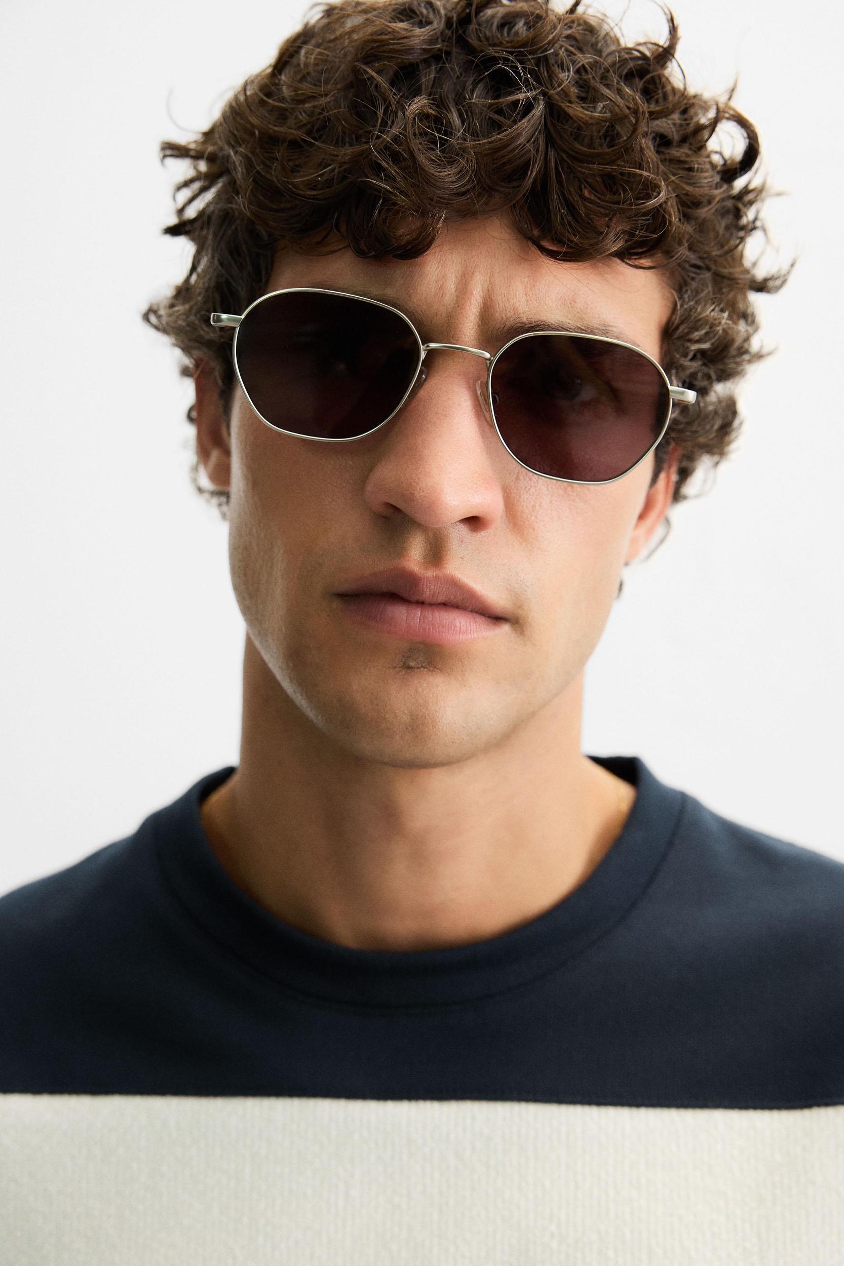 CONTRAST STRIPE SWEATSHIRT Product Image