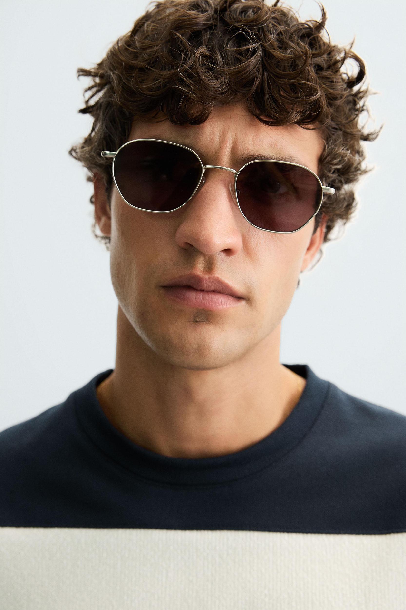 CONTRAST STRIPE SWEATSHIRT Product Image