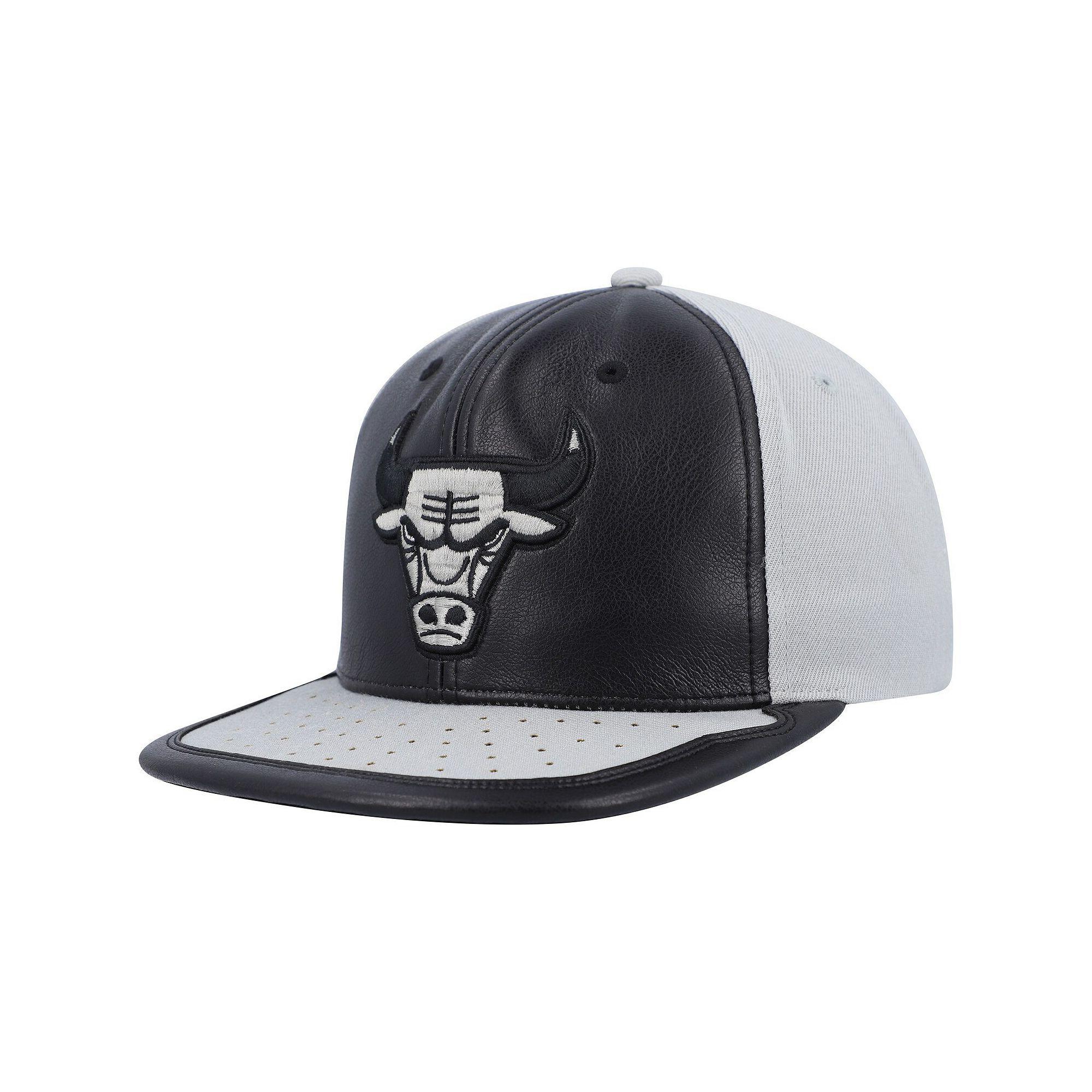 Men's Mitchell & Ness Black/Gray Chicago Bulls Day One Snapback Hat Product Image