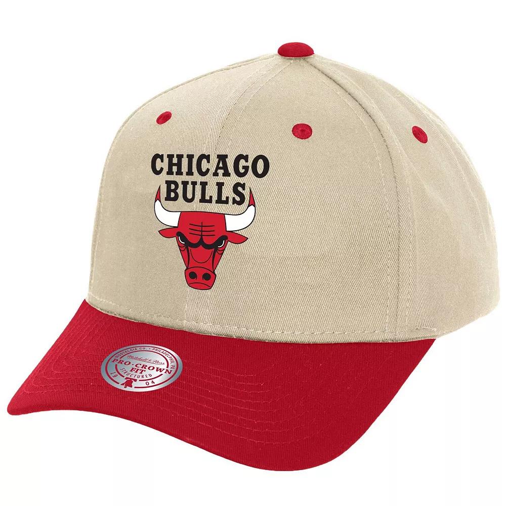 Men's Mitchell & Ness Cream Chicago Bulls Game On Two-Tone Pro Crown Adjustable Hat, Beige Product Image