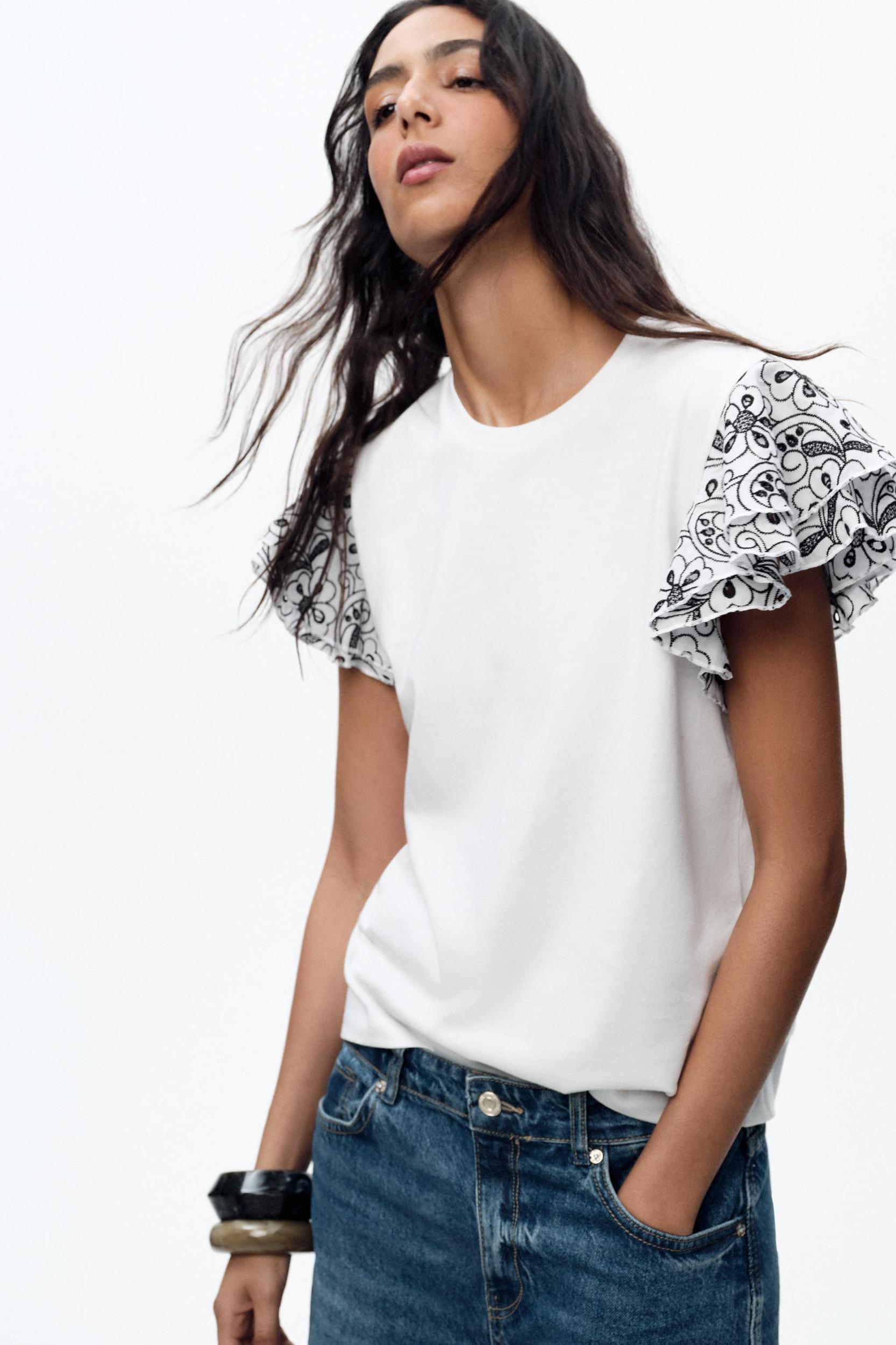CONTRASTING EMBROIDERY T-SHIRT Product Image