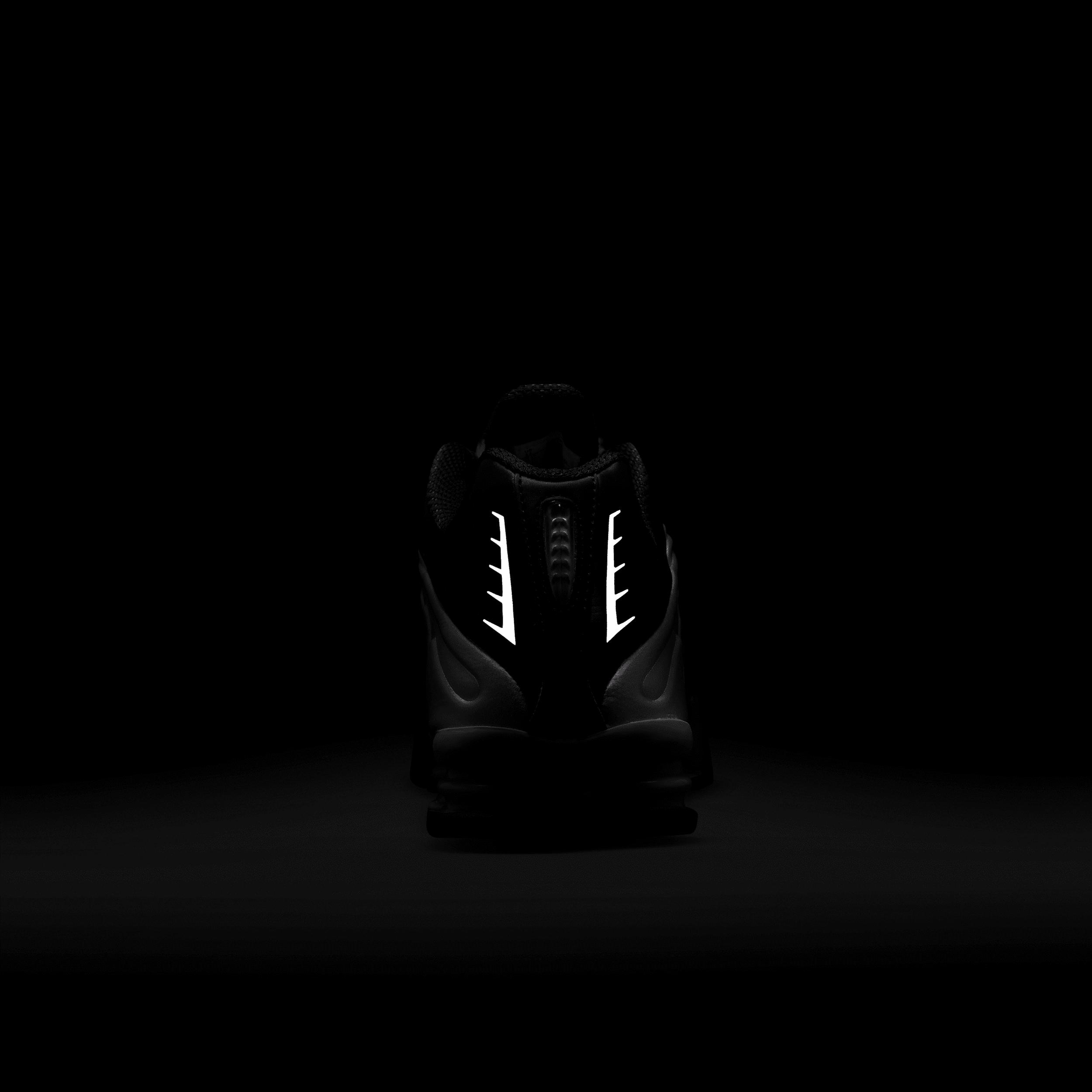 Nike Men's Shox R4 Shoes Product Image