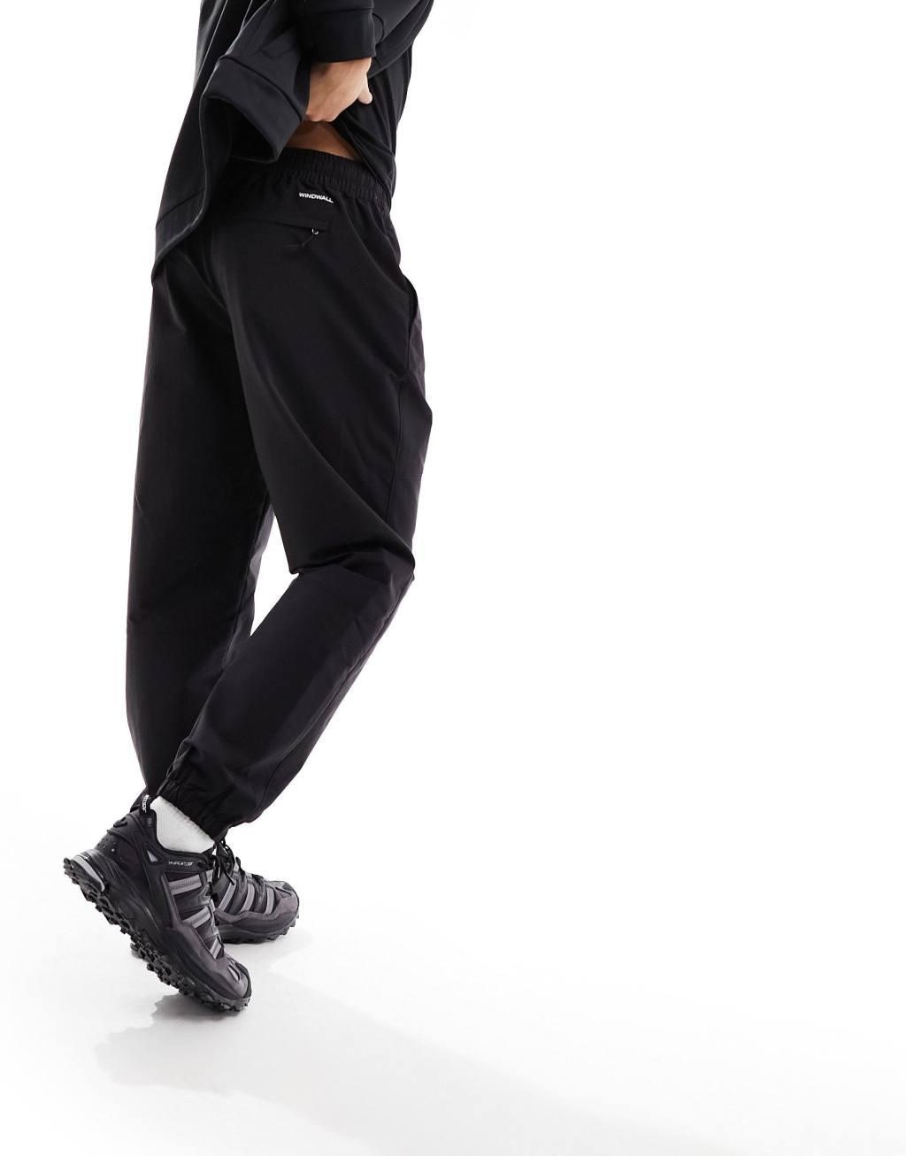 The North Face Easy Wind track pants in black Product Image