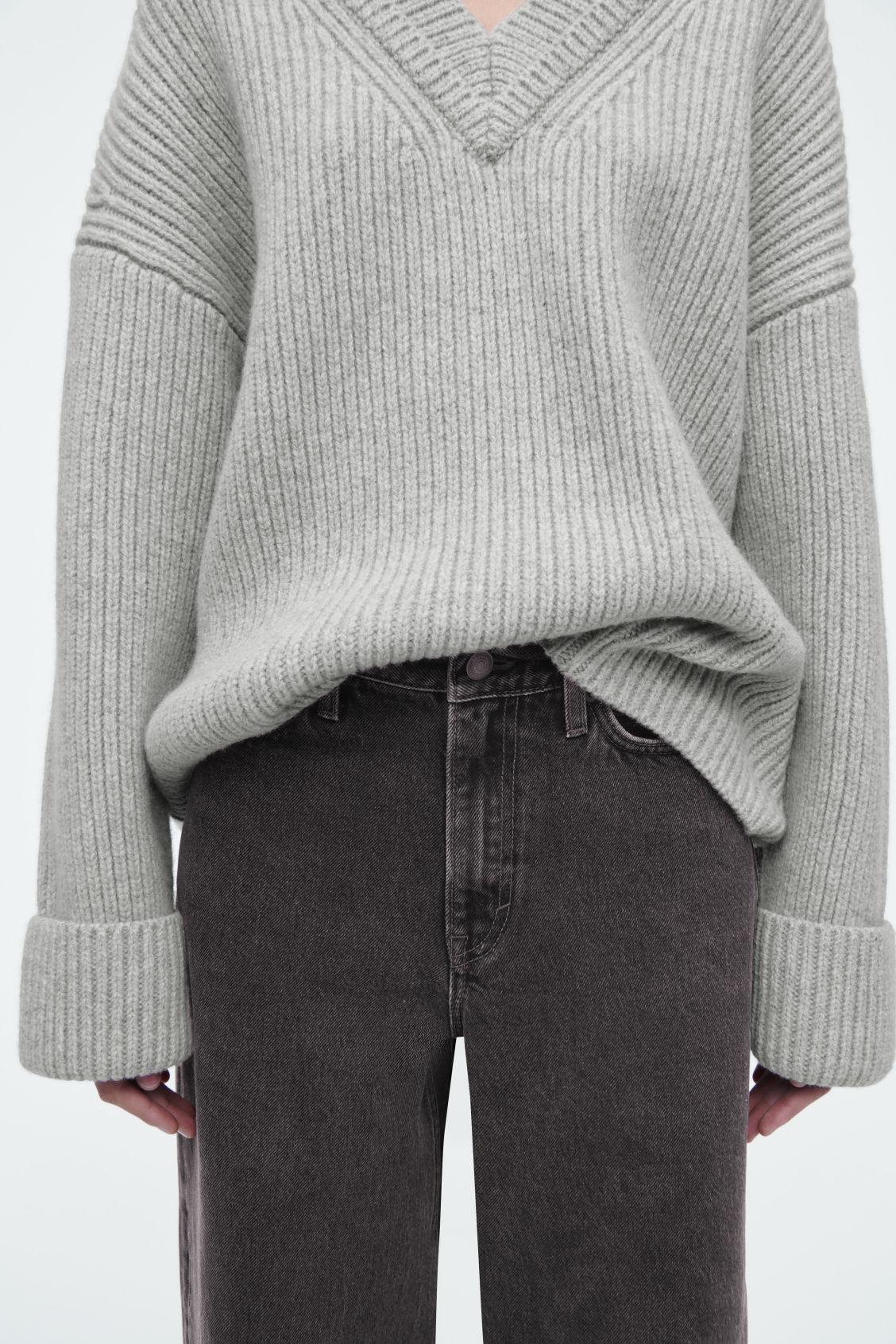 ARCH TAPERED JEANS Product Image