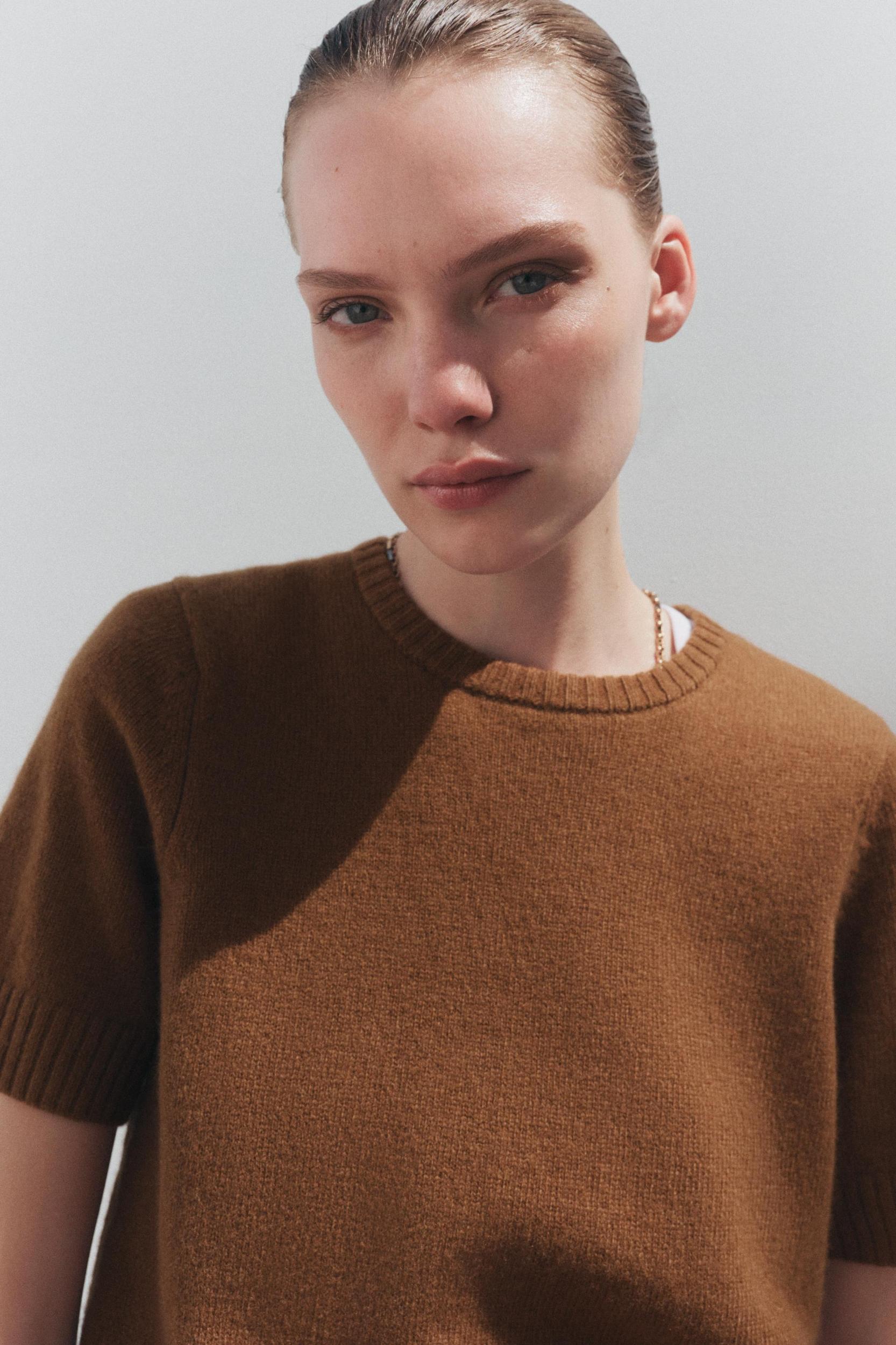 100% WOOL TOP Product Image