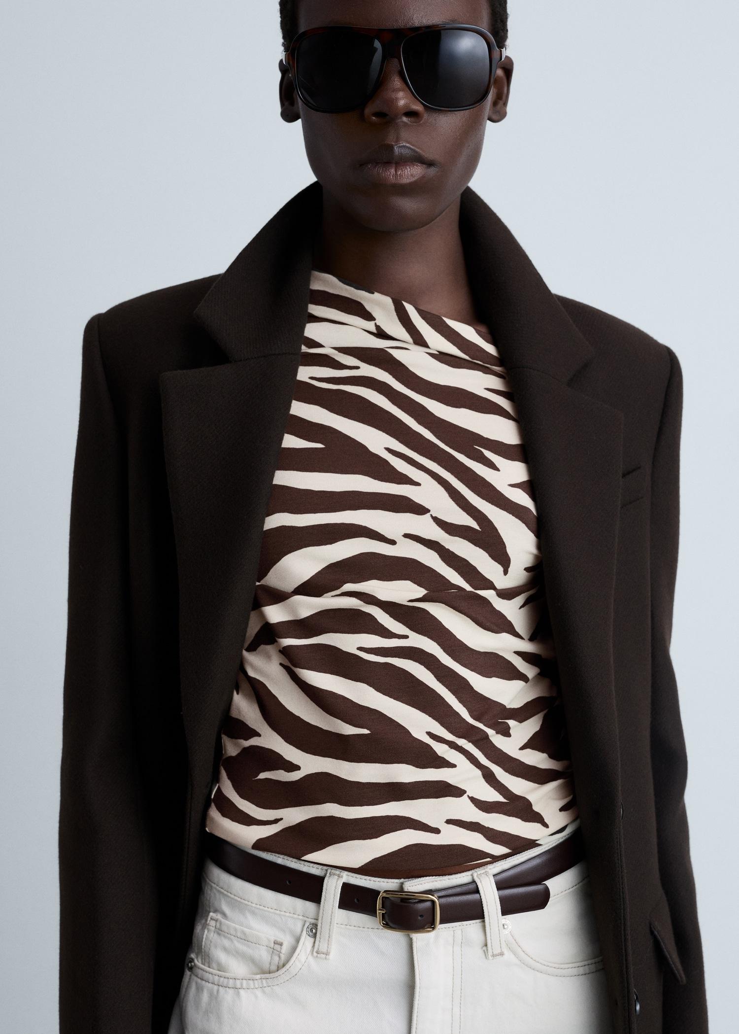 Zebra-print asymmetrical-neck t-shirt - Women | MANGO USA Product Image