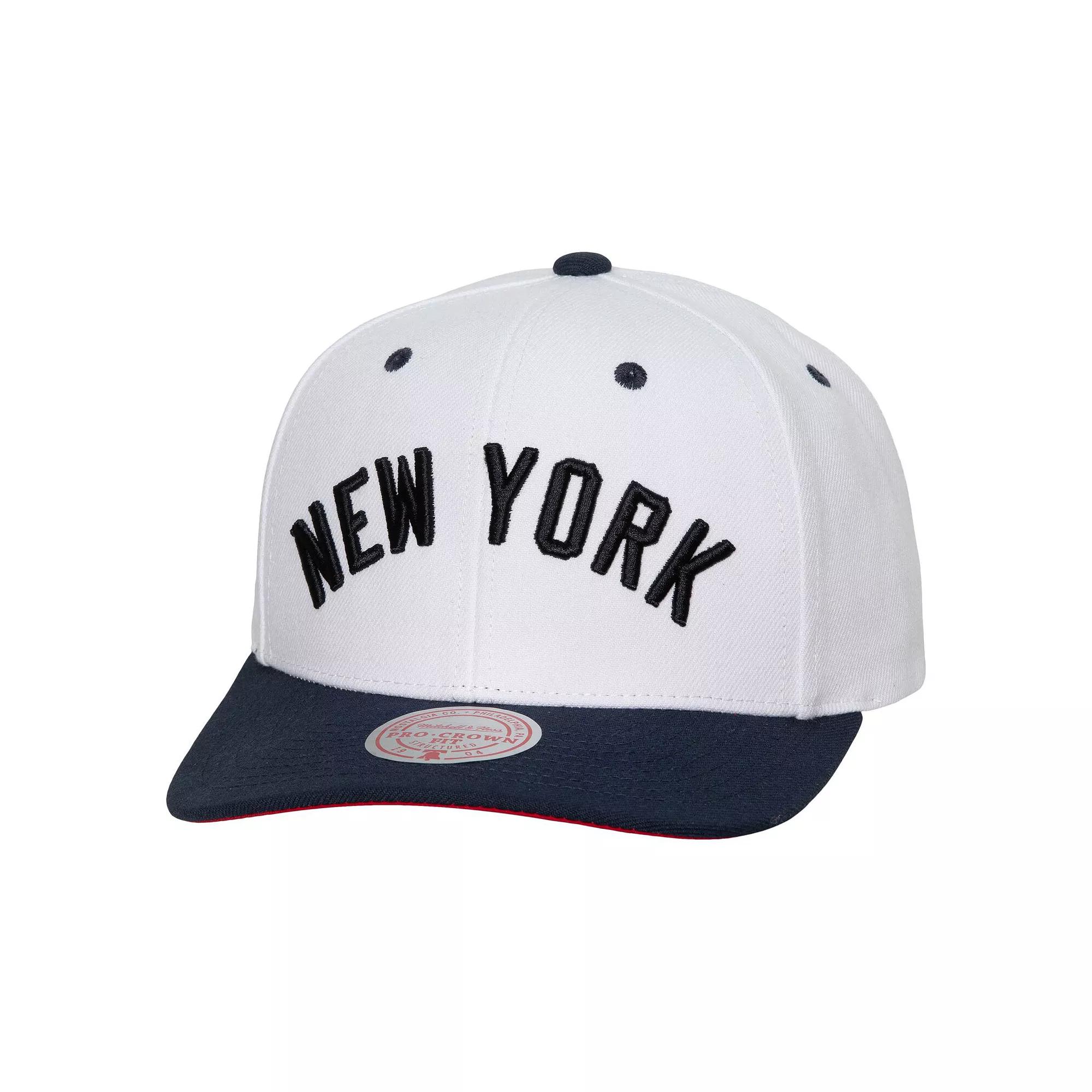 Men's Mitchell & Ness White New York Yankees Cooperstown Collection Pro Crown Snapback Hat Product Image