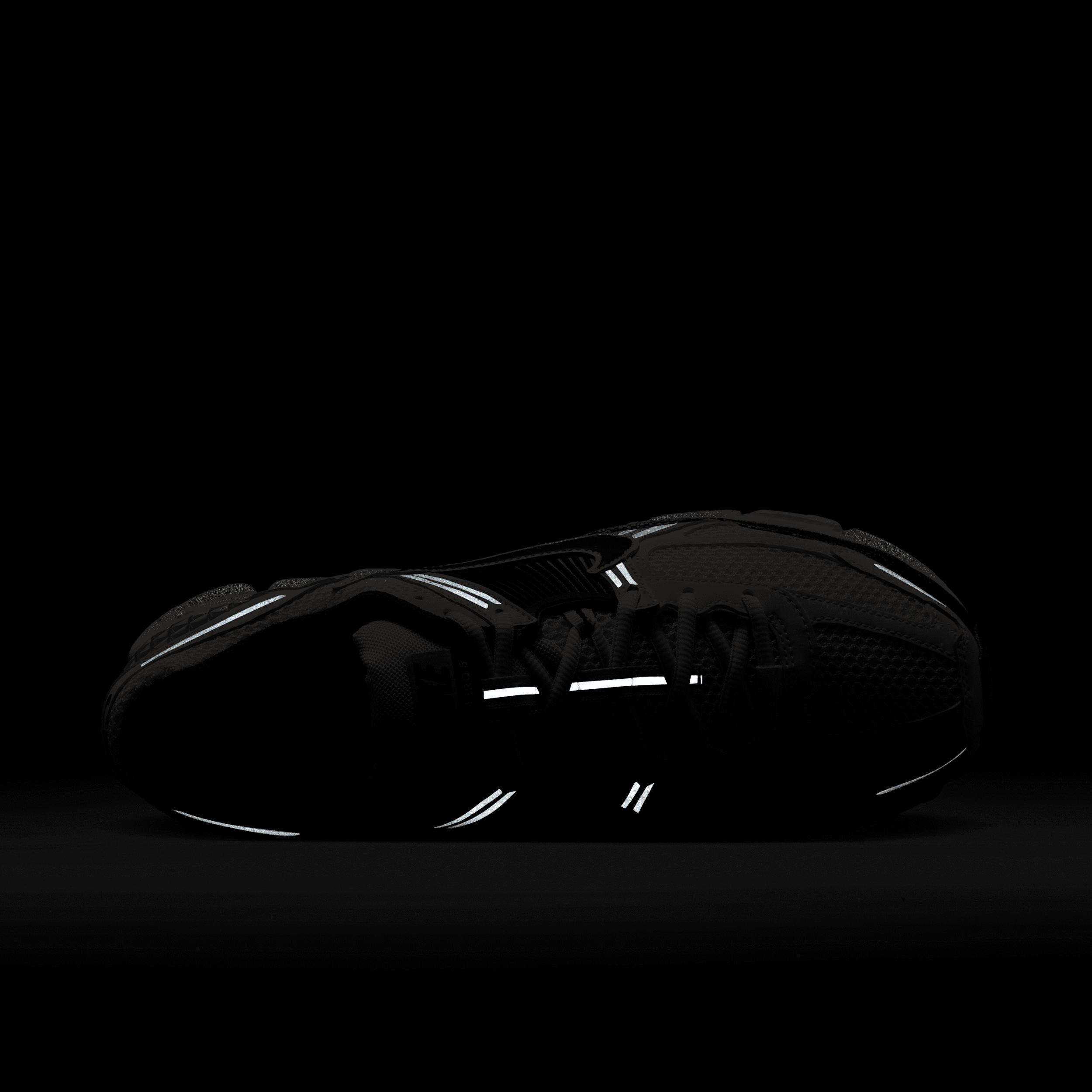 Nike Men's Zoom Vomero 5 Shoes Product Image