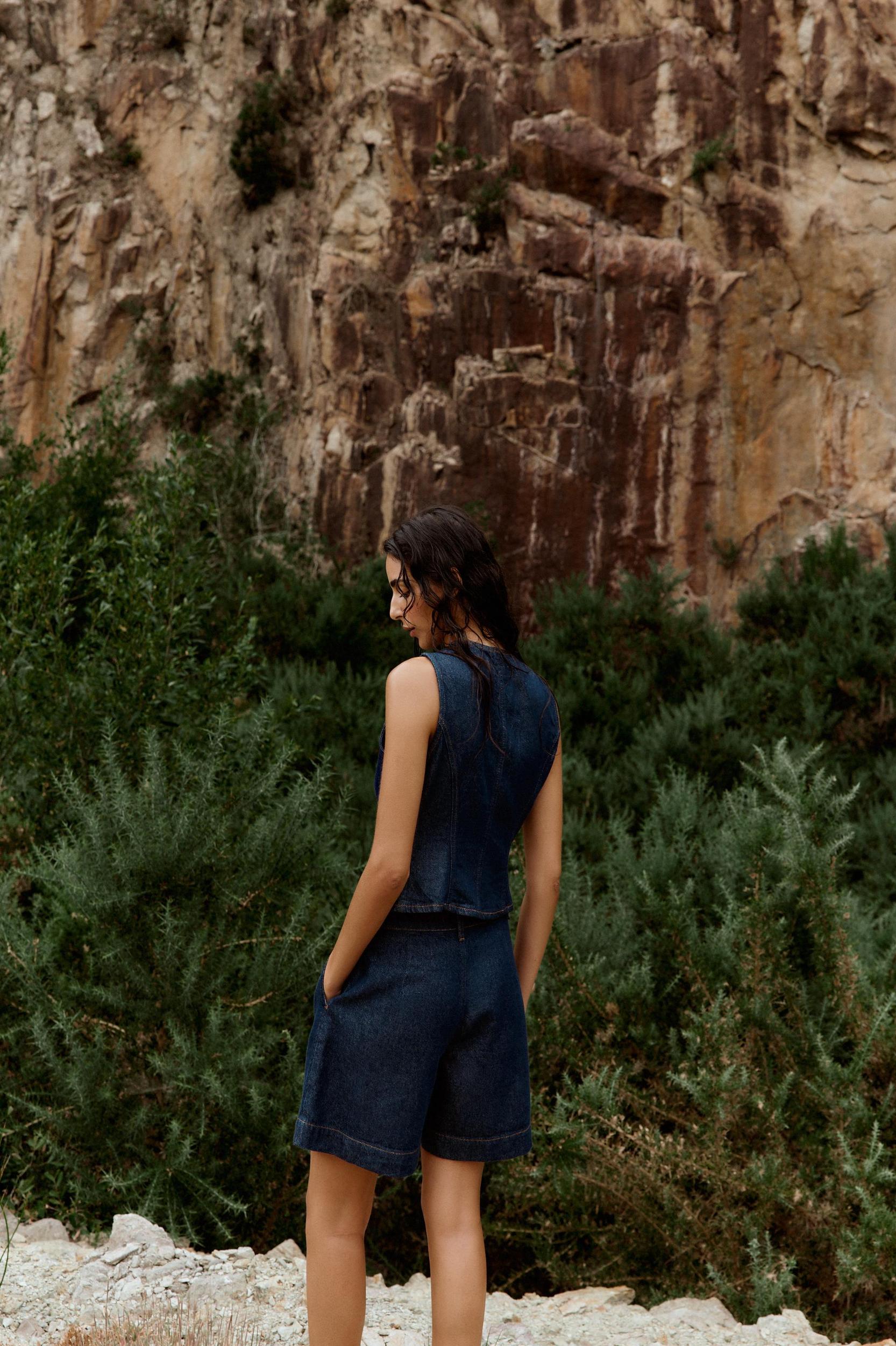 Z1975 DENIM PLEATED SHORTS WITH BELT Product Image