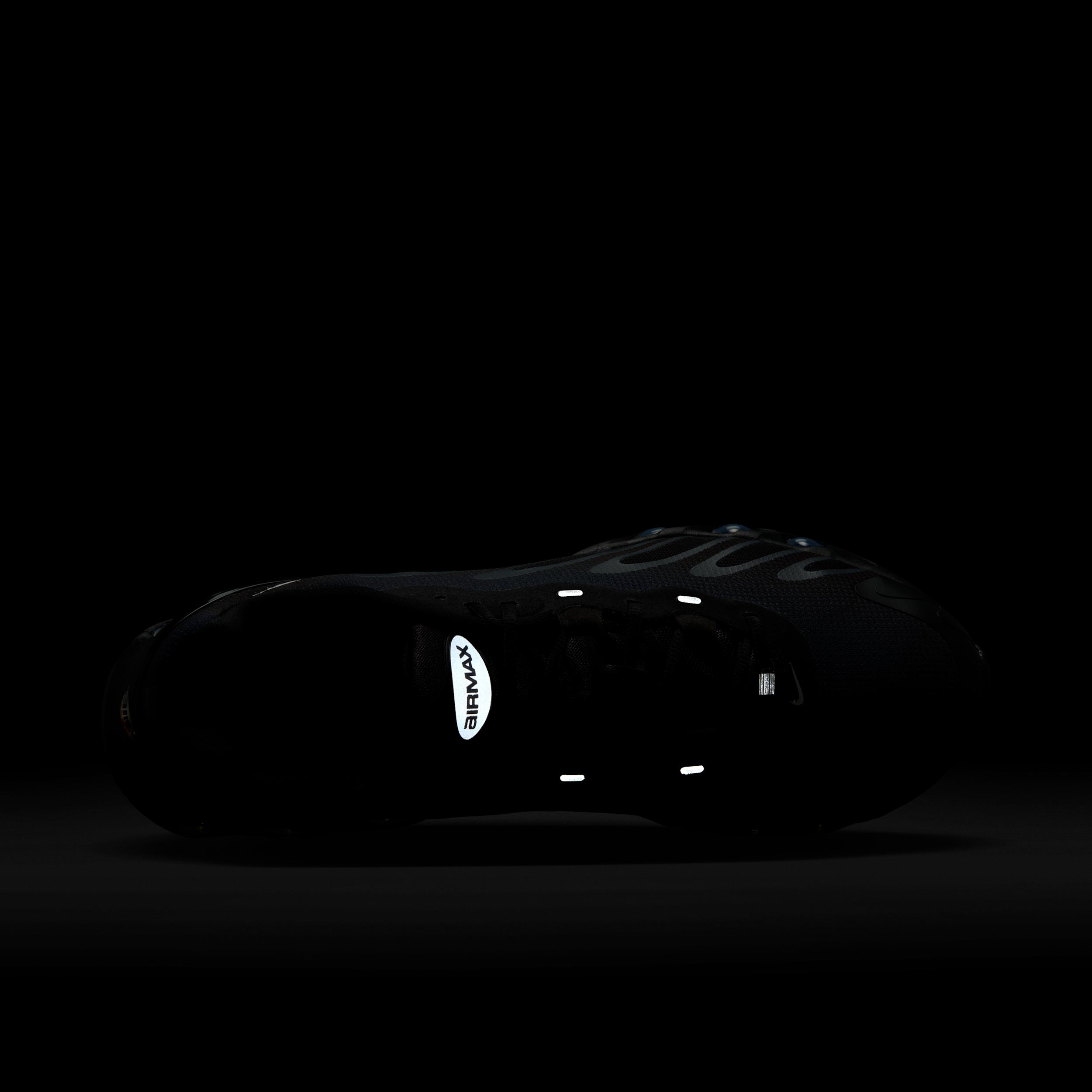 Nike Men's Air Max Dn8 Shoes Product Image