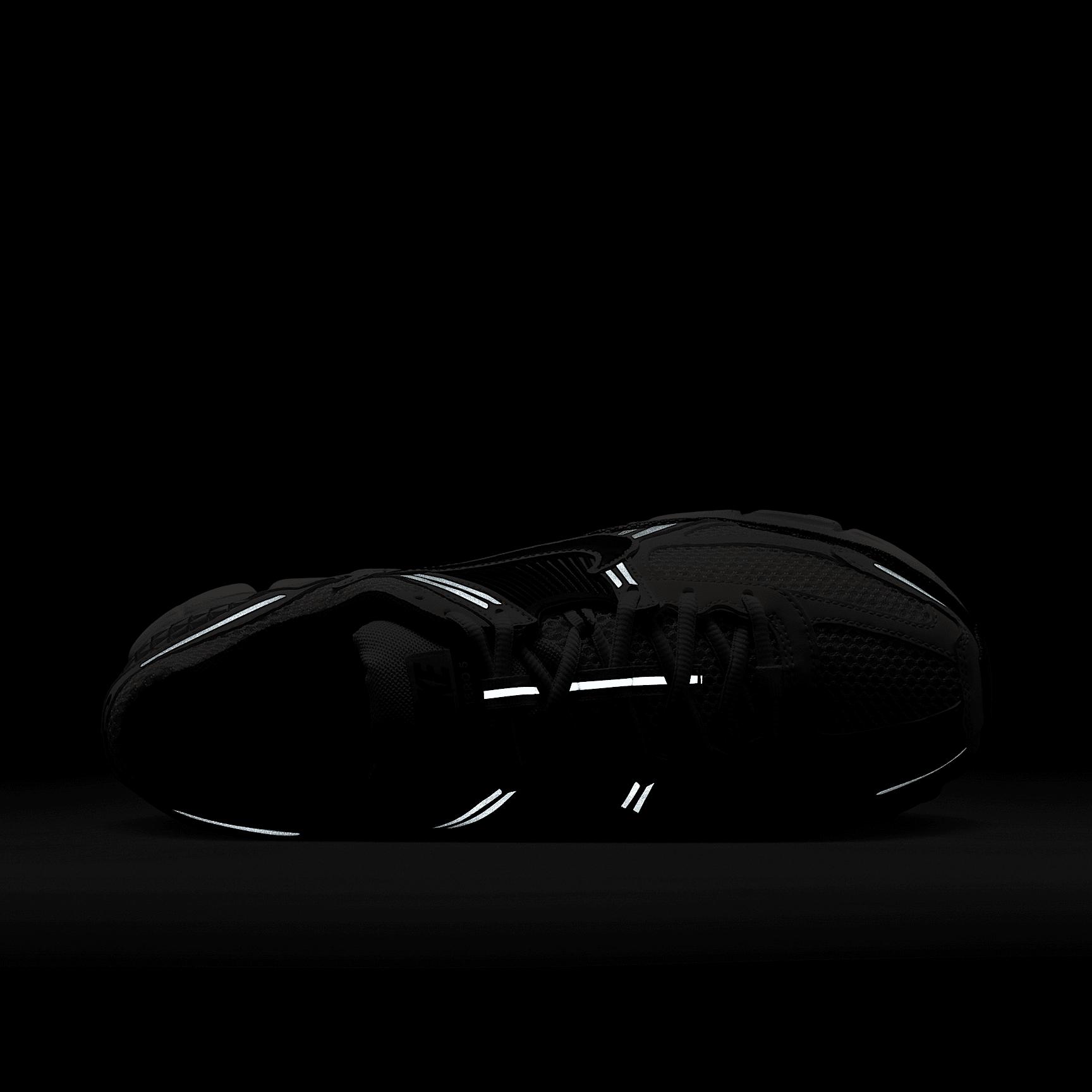 Nike Men's Zoom Vomero 5 Shoes Product Image