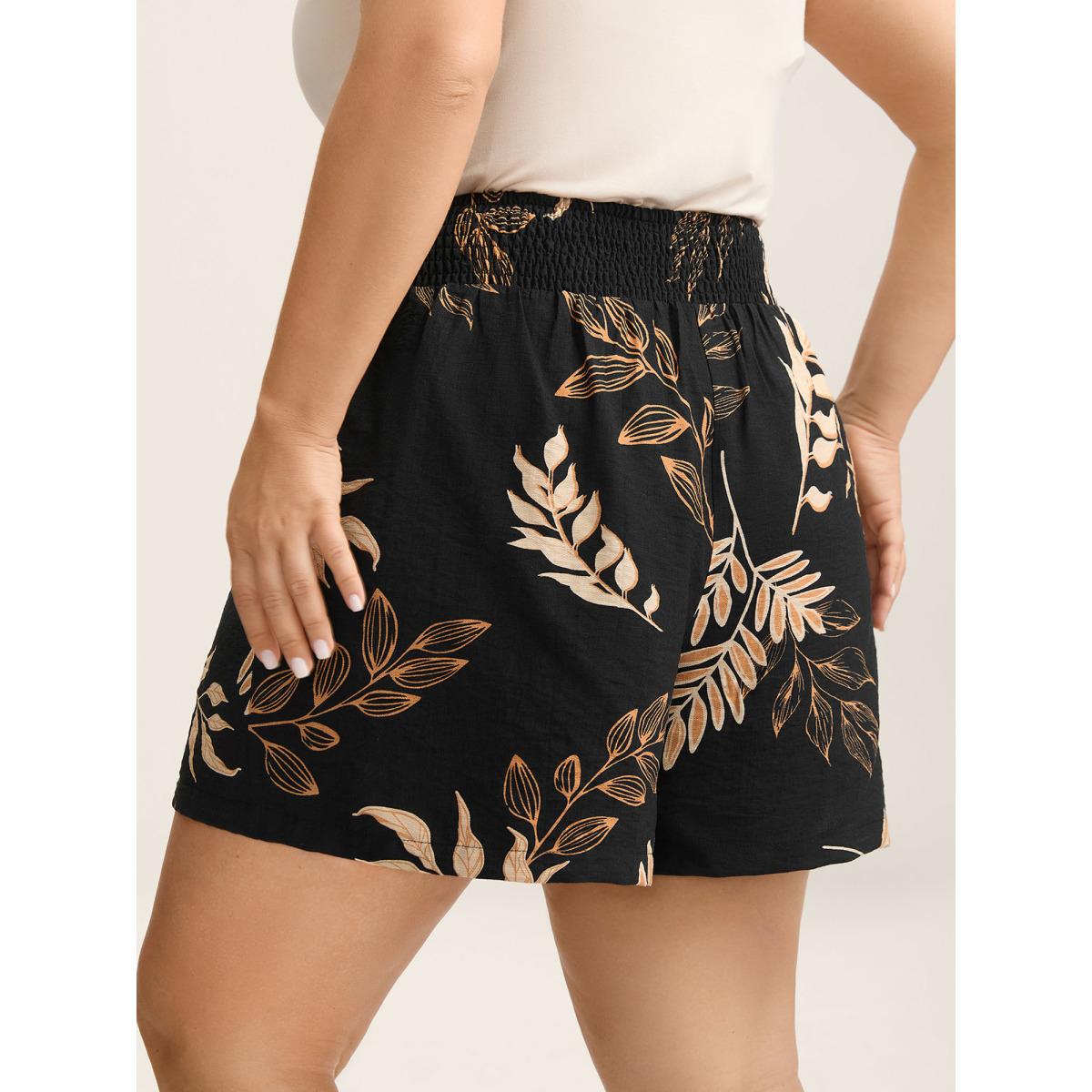 Plus Size Tropical Leaf Print Straight-Leg Shorts Women BlackFlower Resort Shirred Straight Leg Vacation Shorts BloomChic 18-20/2X Product Image