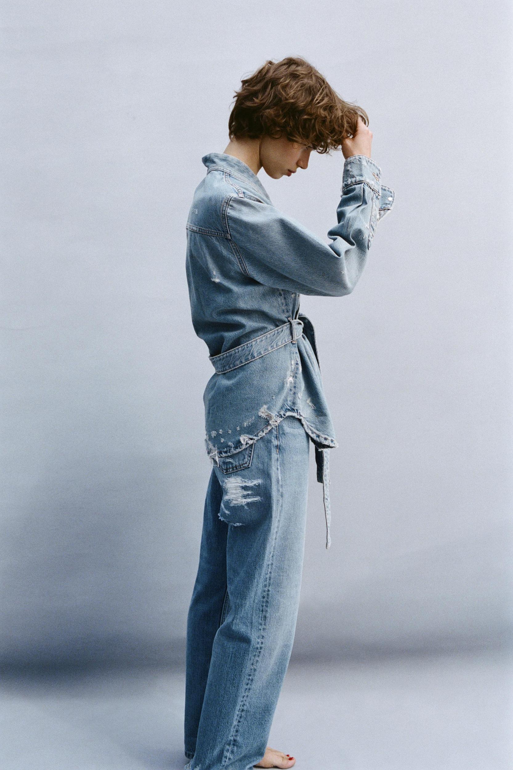 HI-RISE RIPPED MOM FIT JEANS Product Image