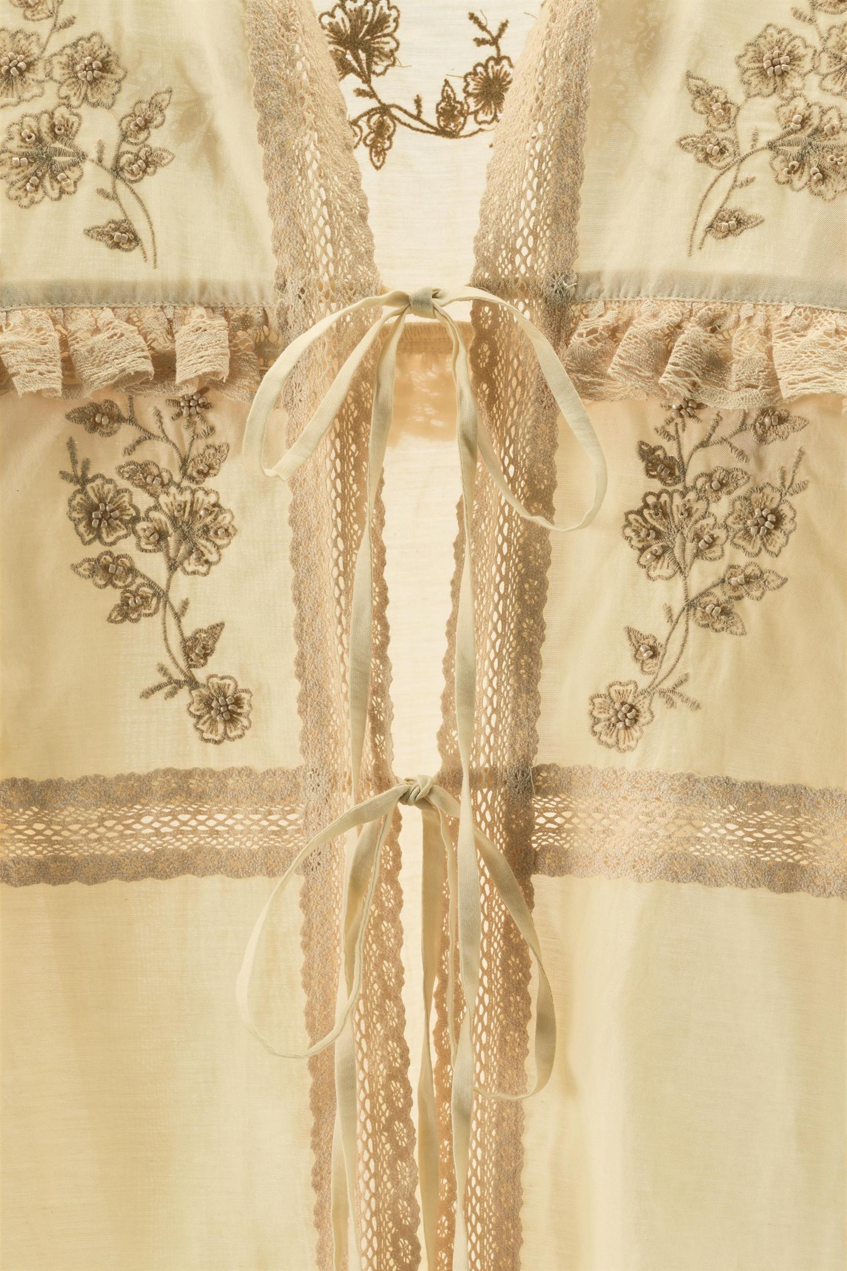 EMBROIDERED LACE BLOUSE LIMITED EDITION Product Image