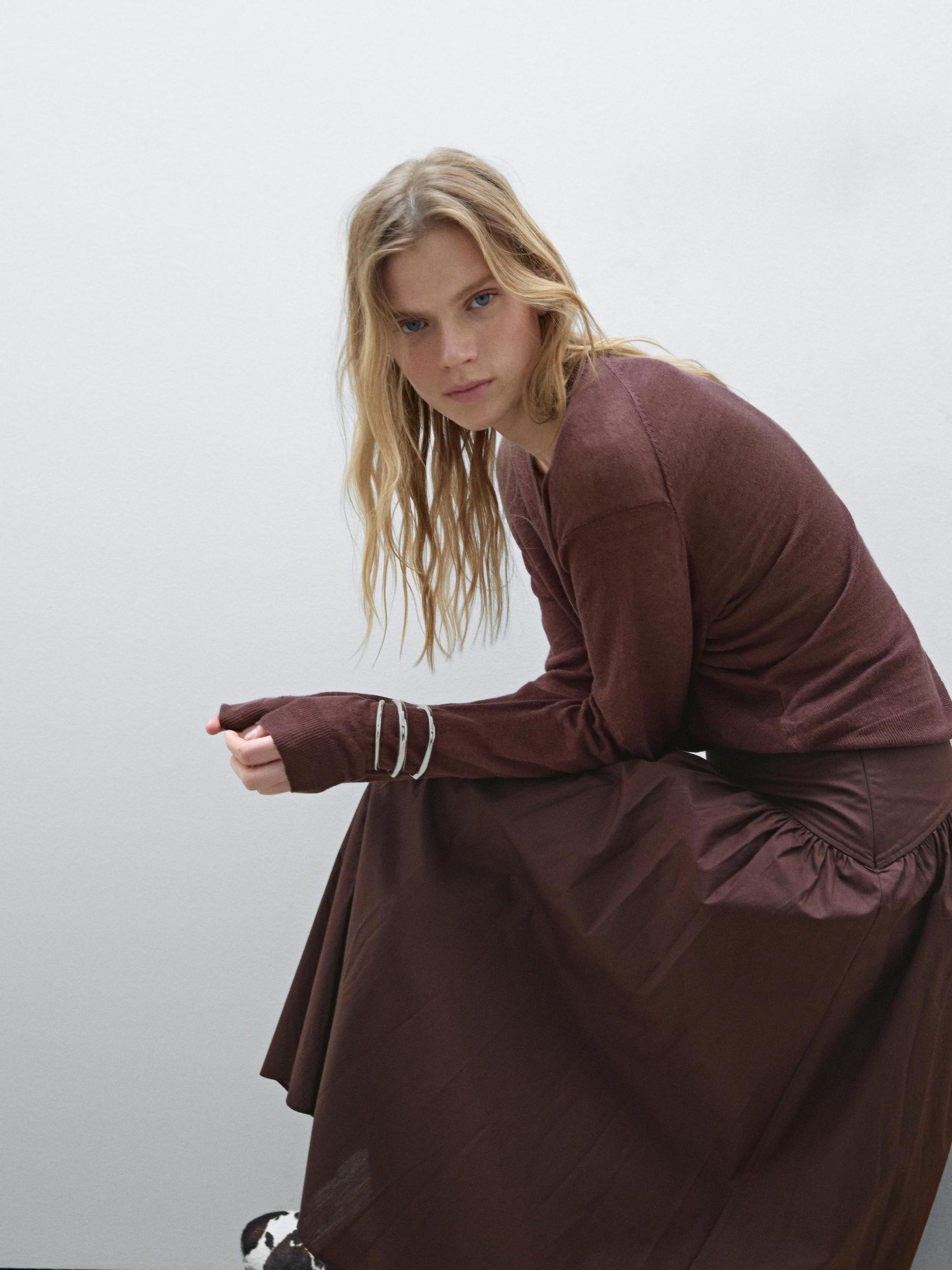 Linen V-neck knit sweater Product Image