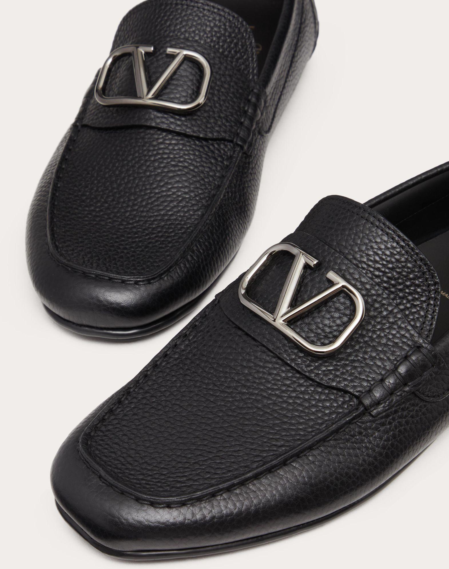 VLOGO SIGNATURE GRAINY CALFSKIN DRIVING SHOE Product Image