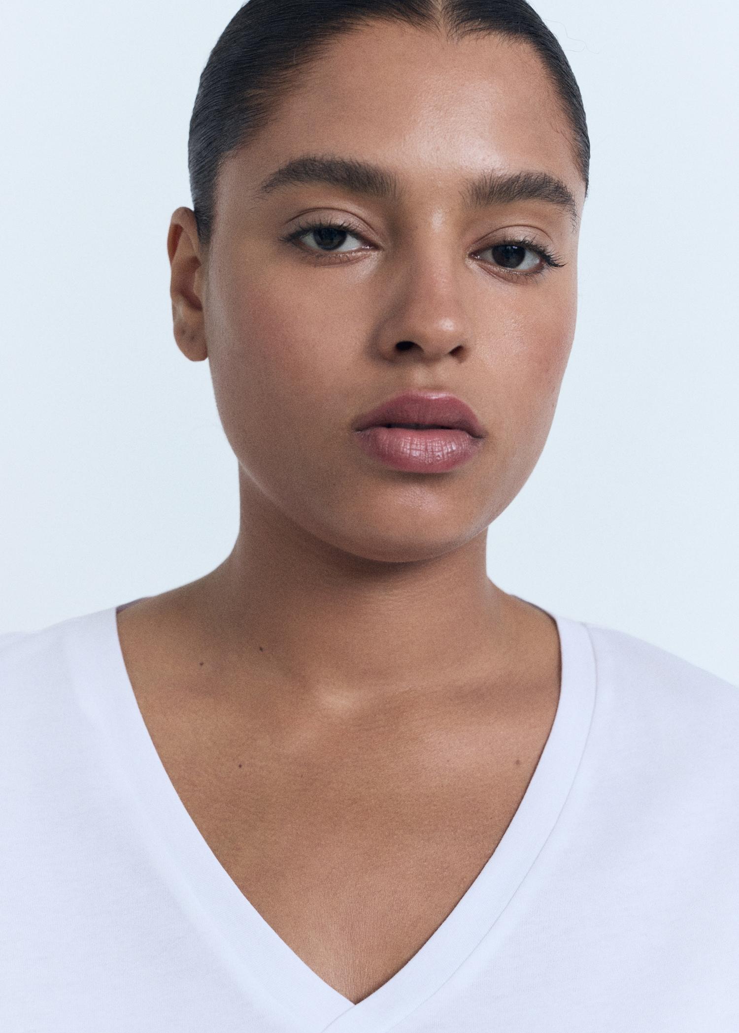 V-neck cotton T-shirt - Women | MANGO USA Product Image