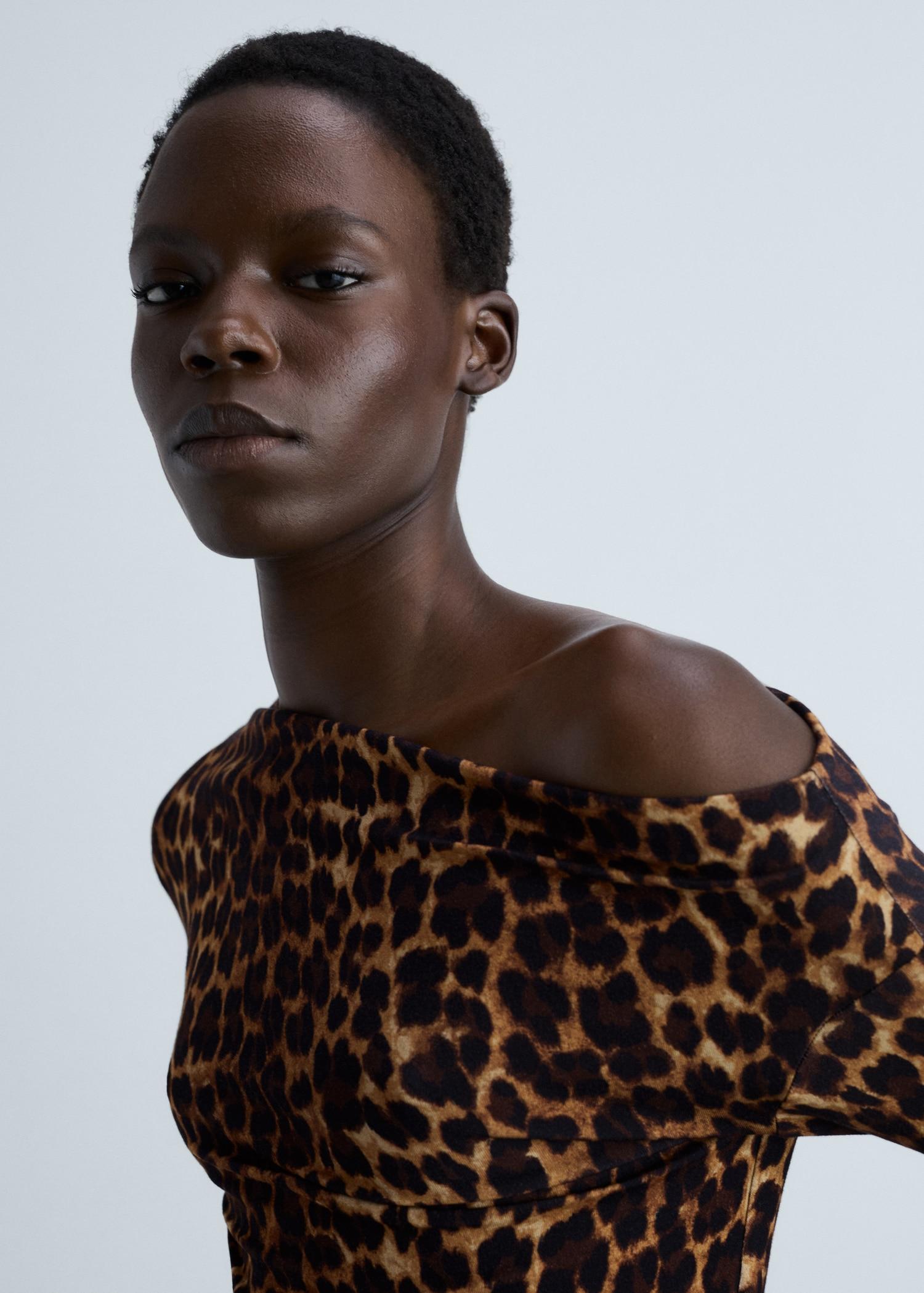 Asymmetrical neck leopard t-shirt - Women | MANGO USA Product Image