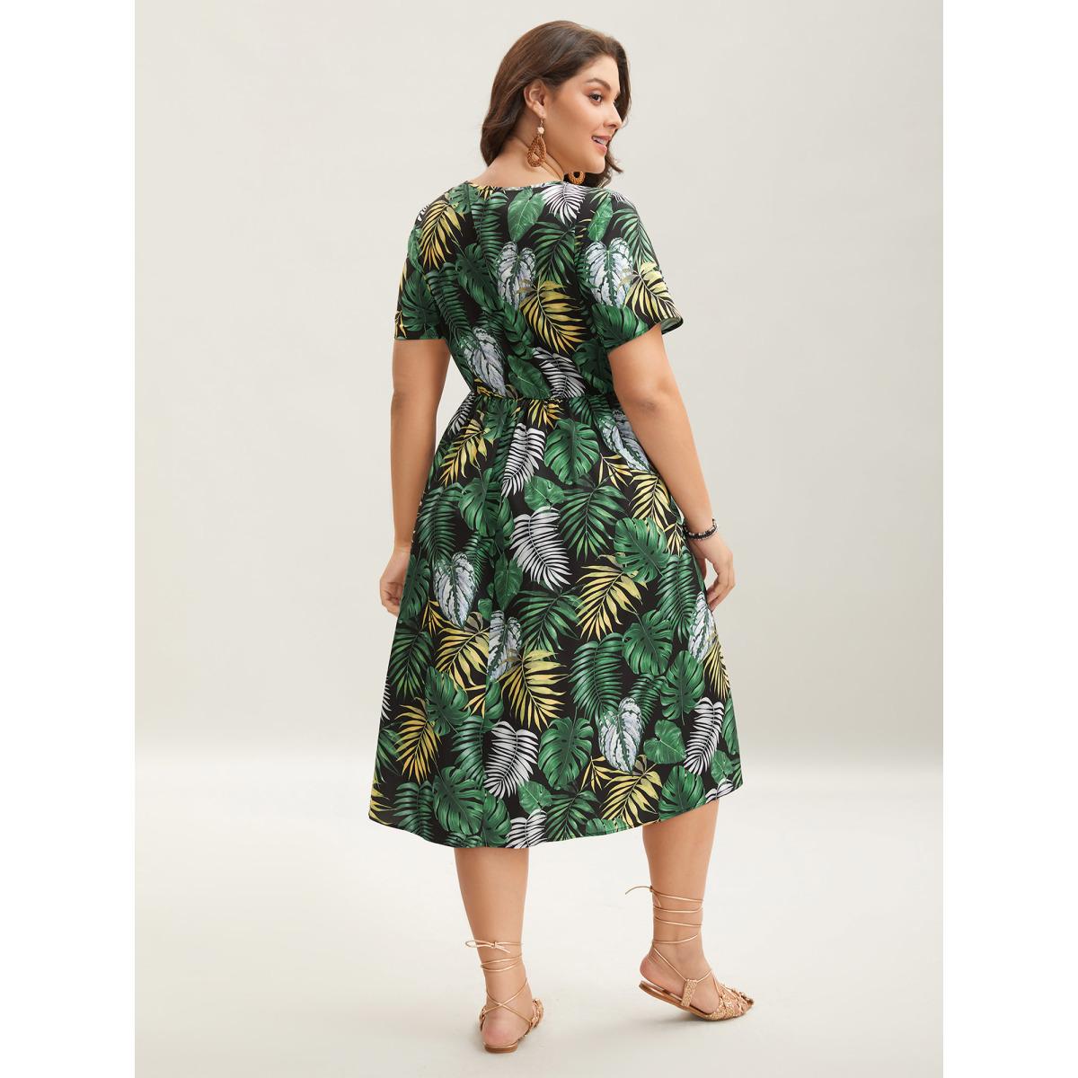 Plus Size Tropical Escape Print Pockets Tiered Midi Dress Truegreen Women Round Neck Short sleeve Curvy BloomChic 18-20/2X Product Image