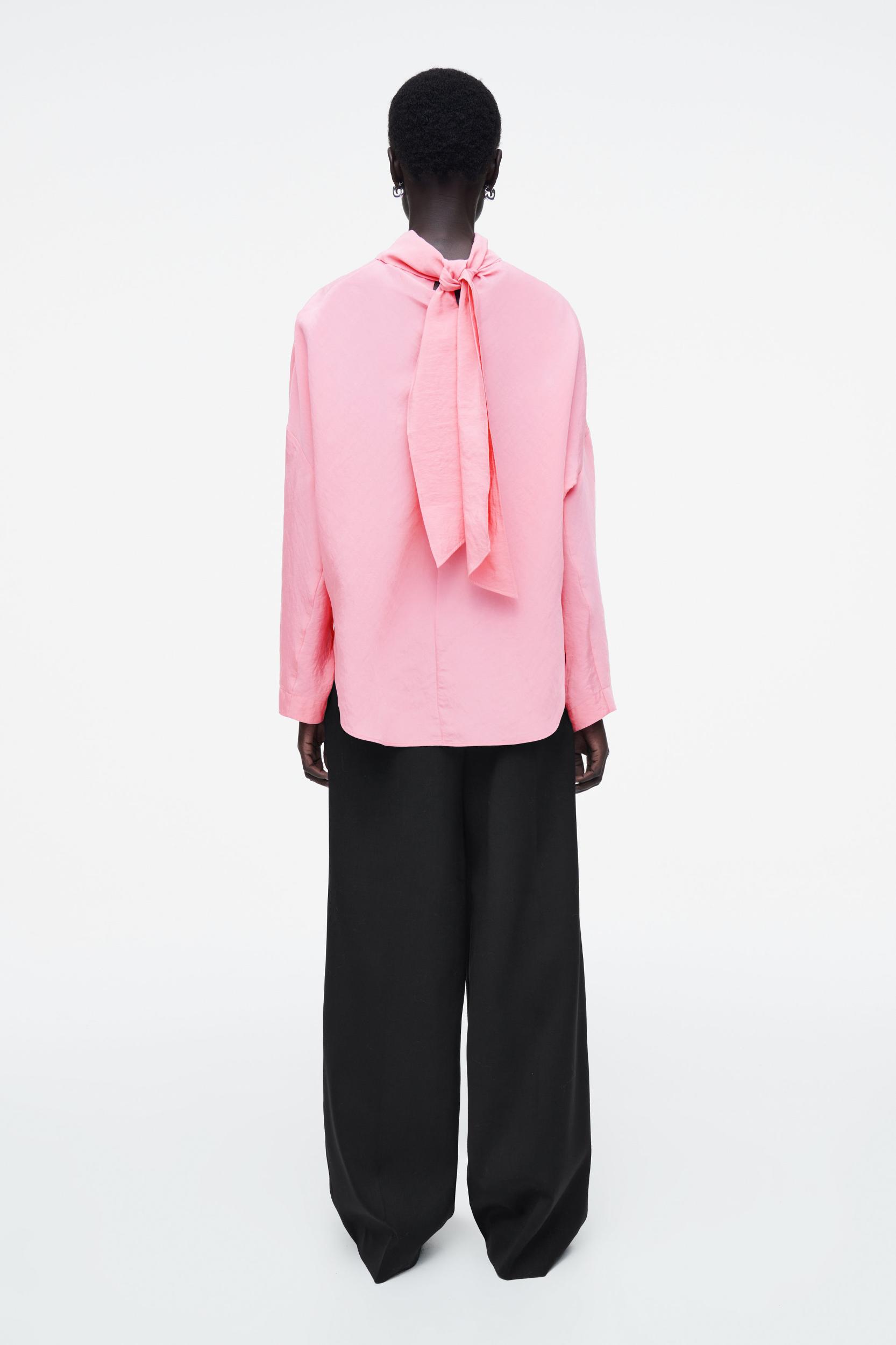 NECK-TIE CIRCLE-CUT BLOUSE Product Image