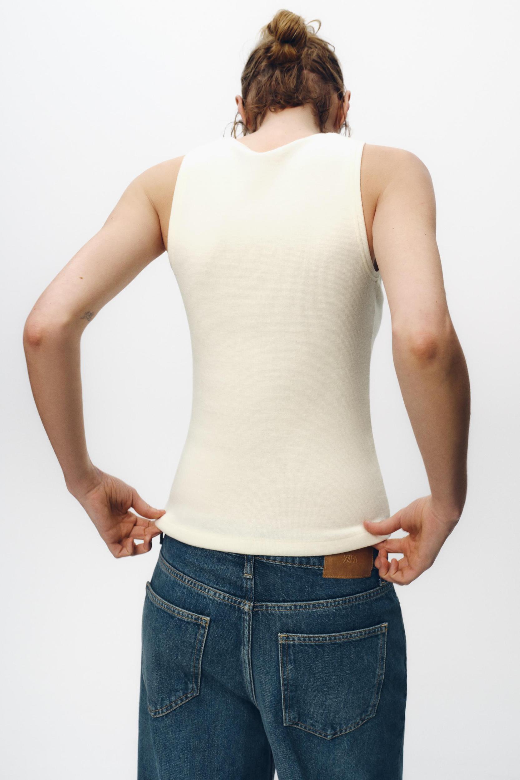 SLEEVELESS TOP Product Image