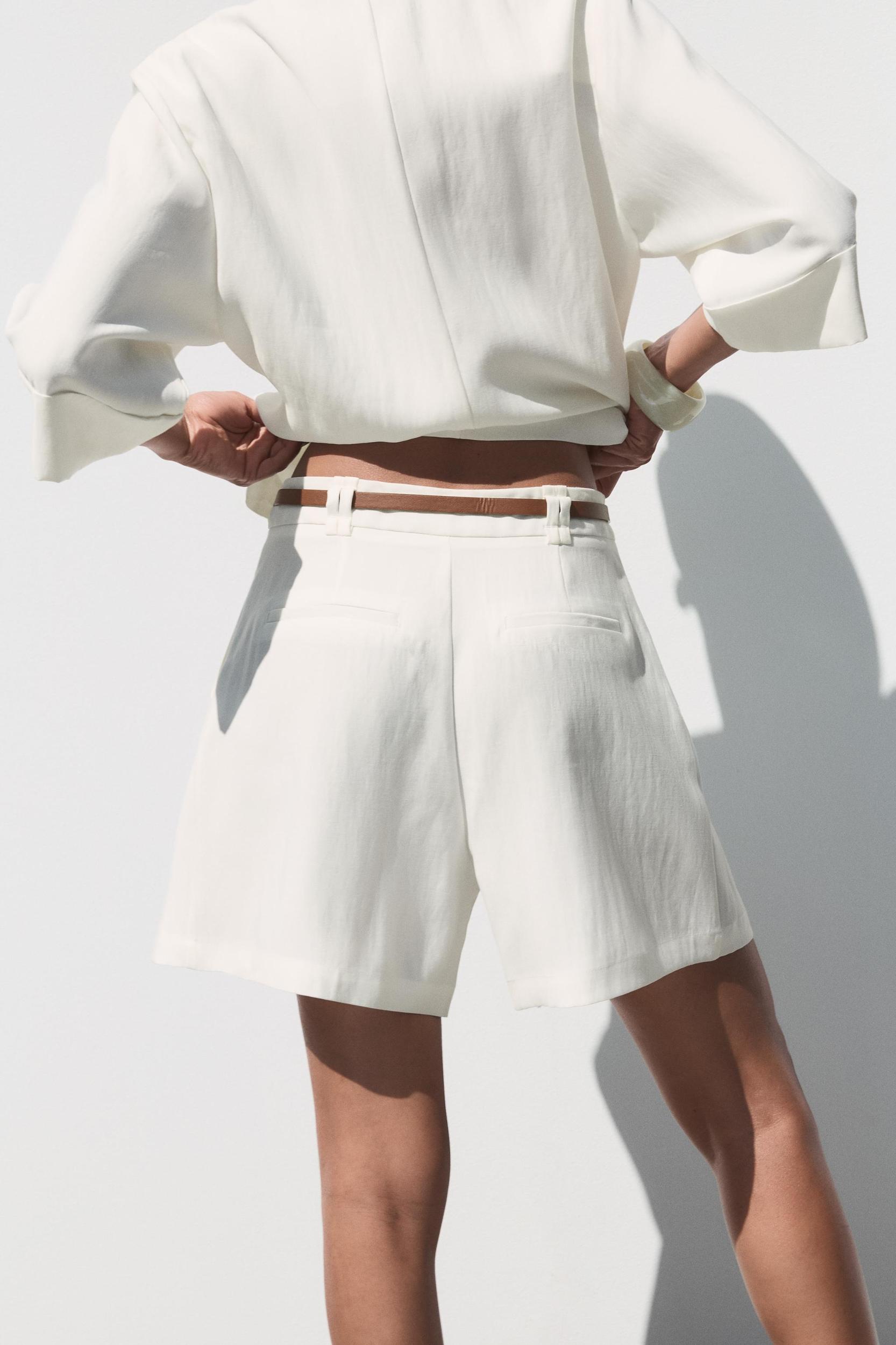 BELTED PLEATED SHORTS Product Image
