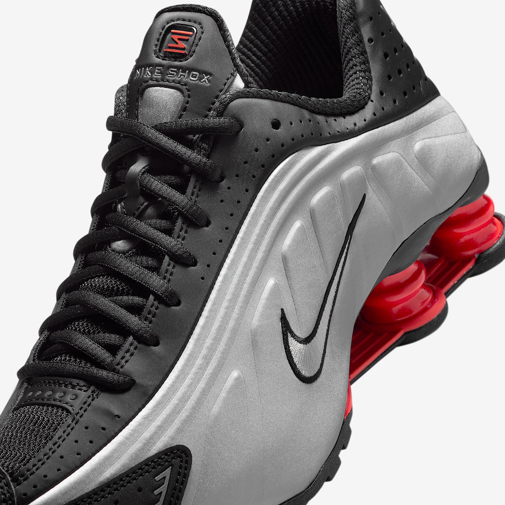 Nike Women's Shox R4 Shoes Product Image