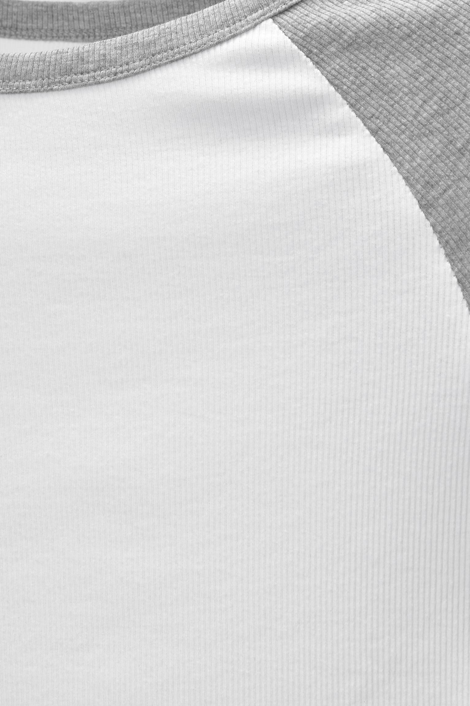 T-shirt with long raglan sleeves Product Image