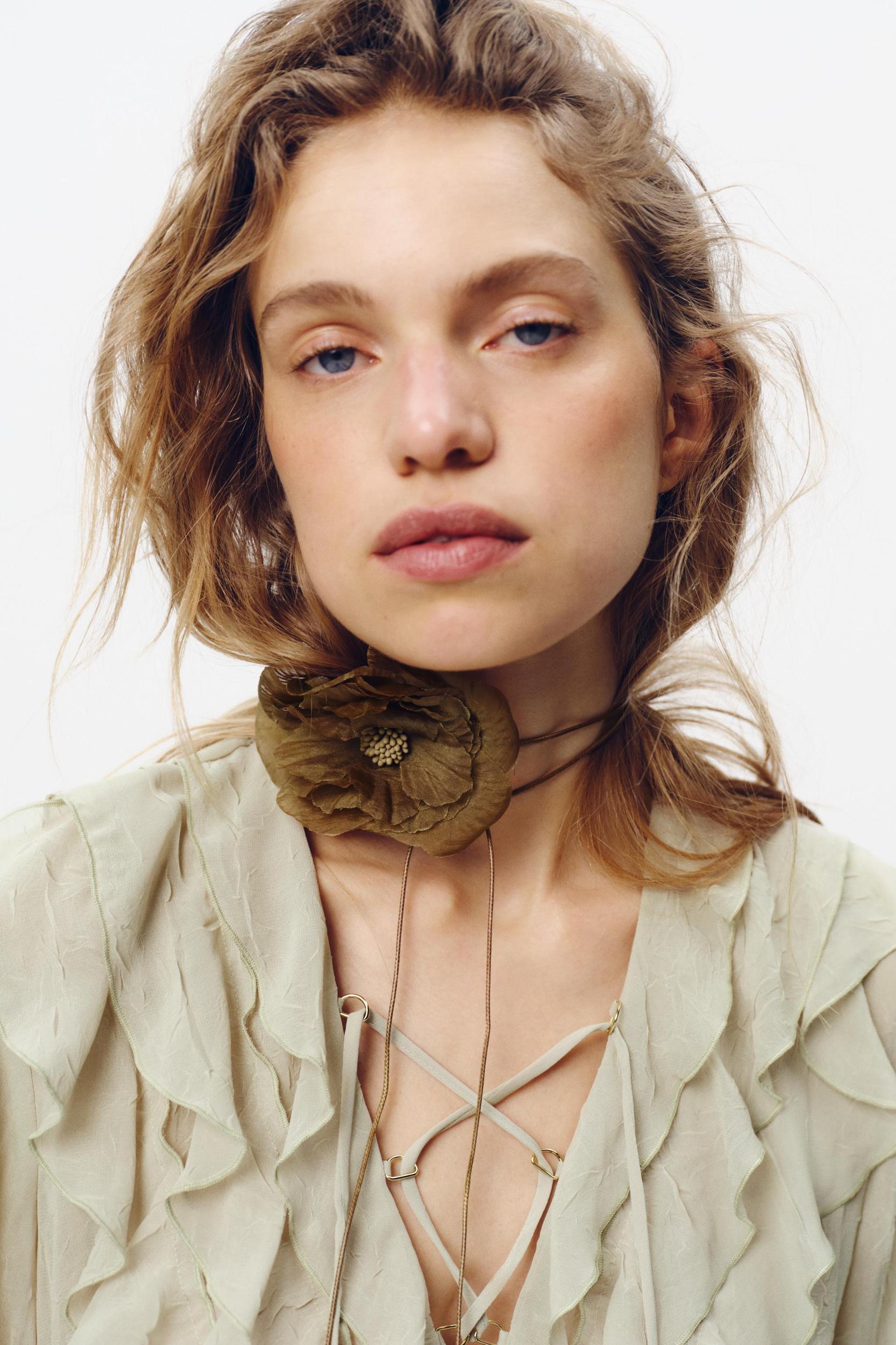 TULLE FLOWER NECK CORD Product Image