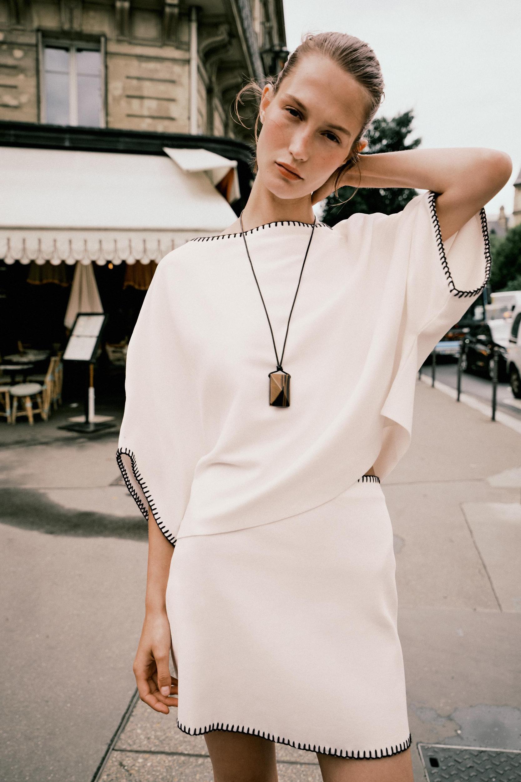 CONTRASTING EMBROIDERED KNIT TOP Product Image