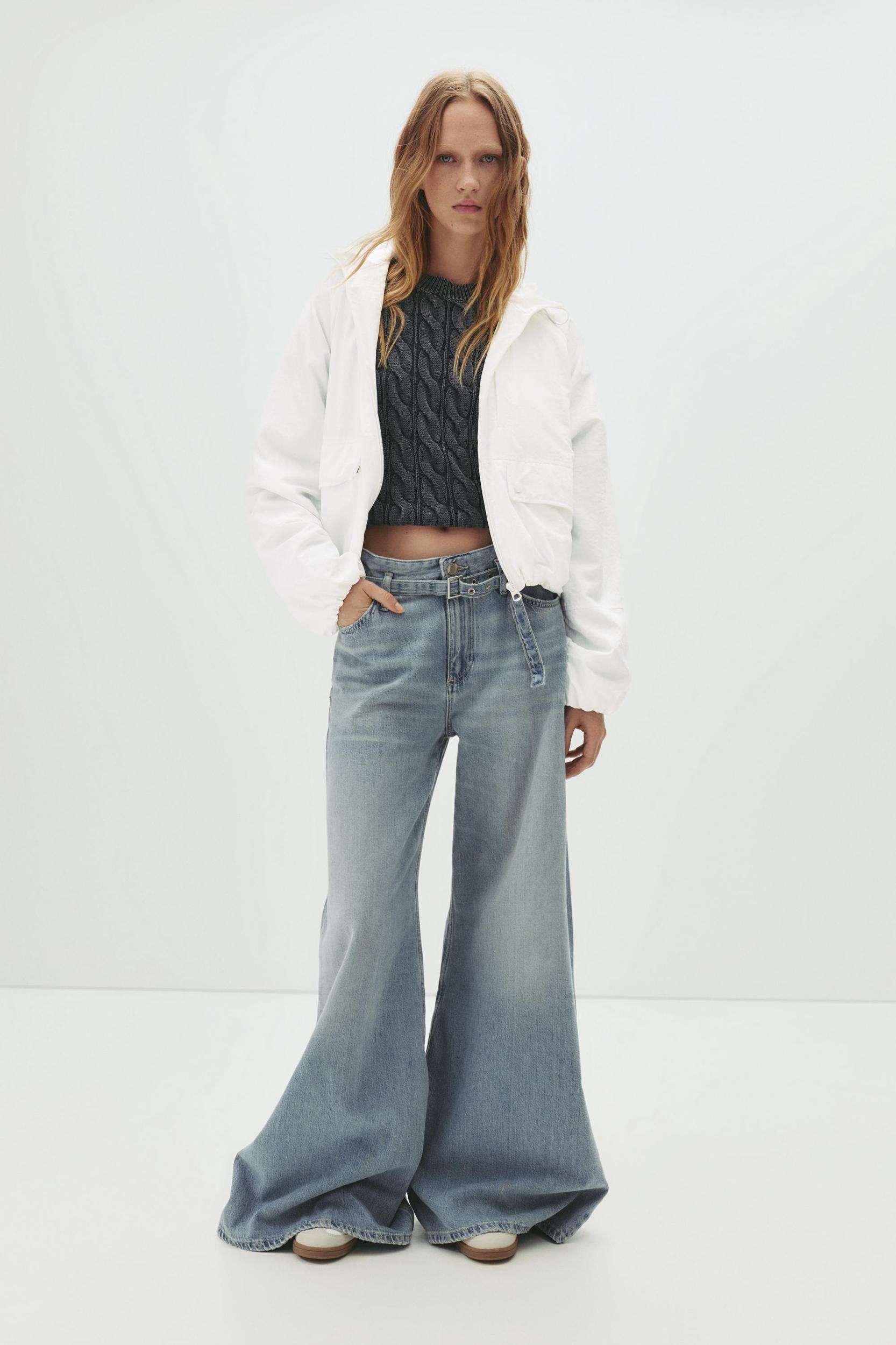 Short lightweight hooded jacket Product Image