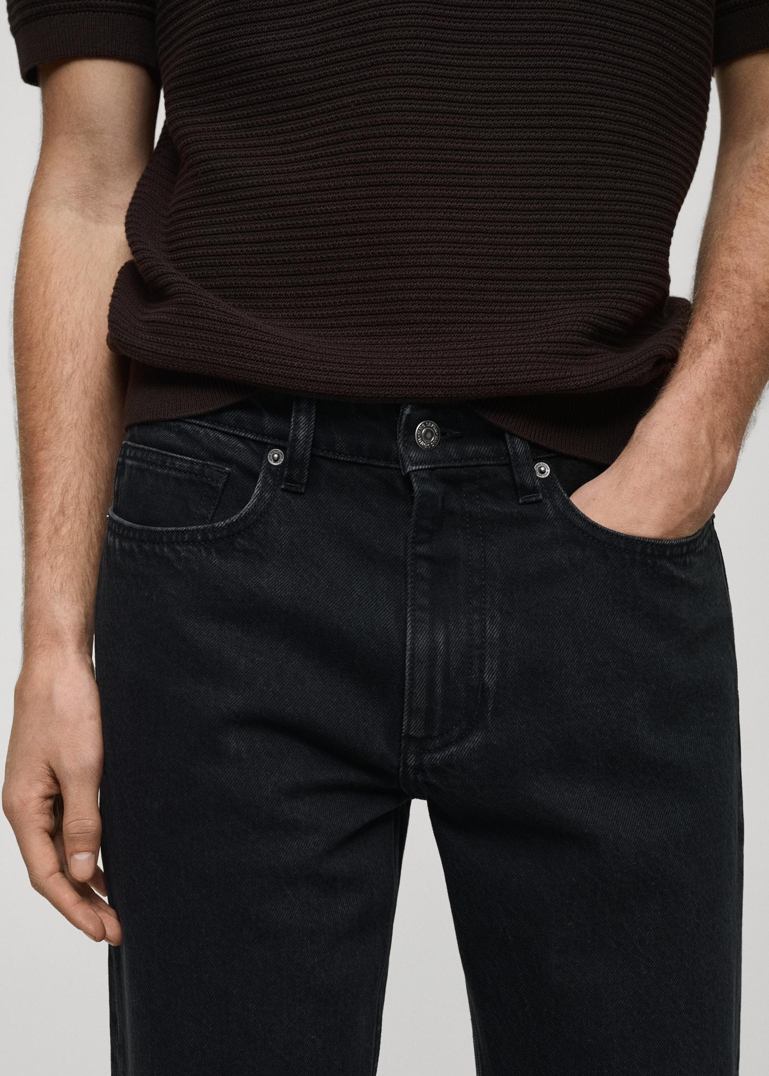 Cropped carrot-fit jeans - Men | MANGO USA Product Image