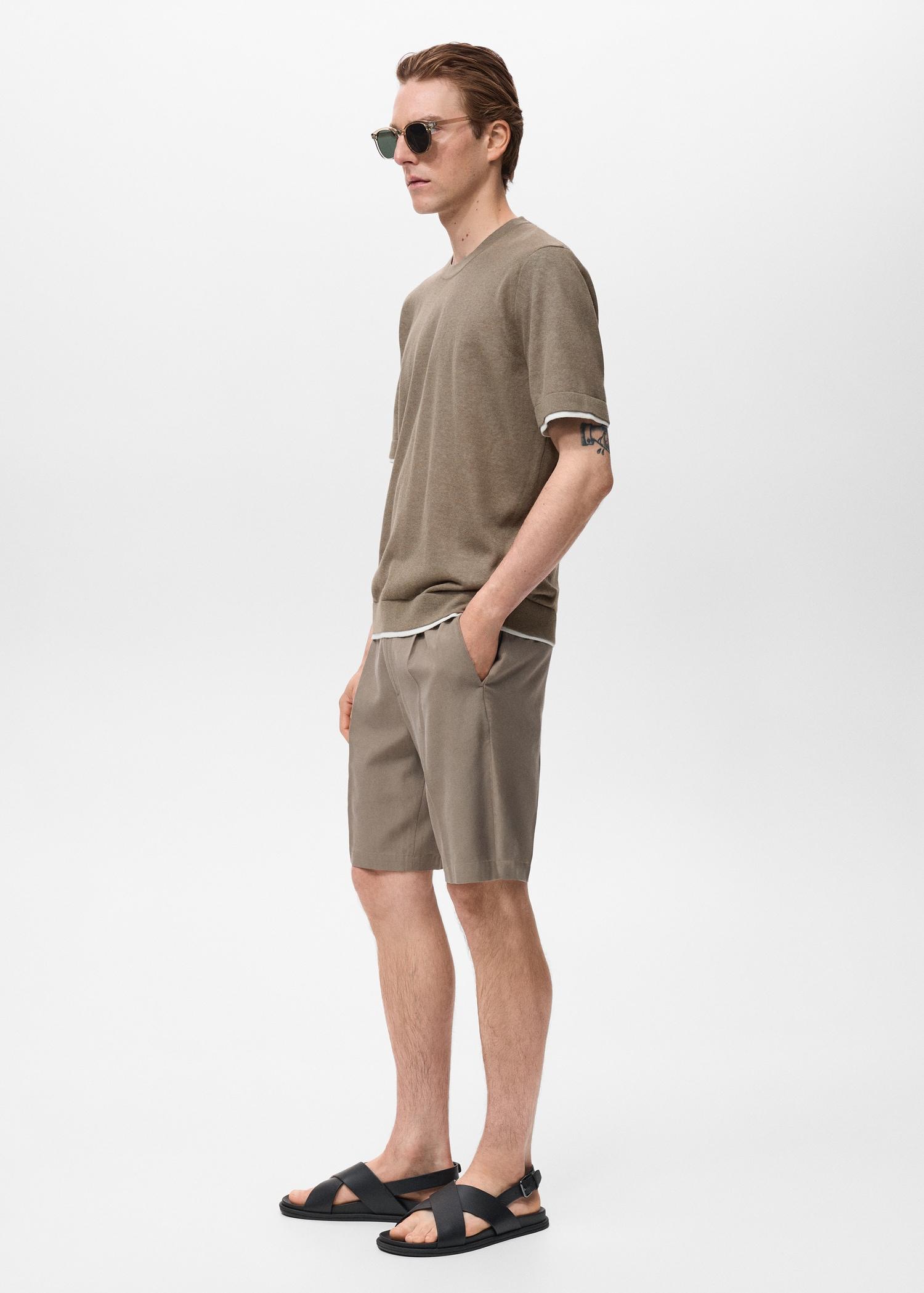 Contrasting cotton-blend T-shirt - Men | MANGO USA Product Image