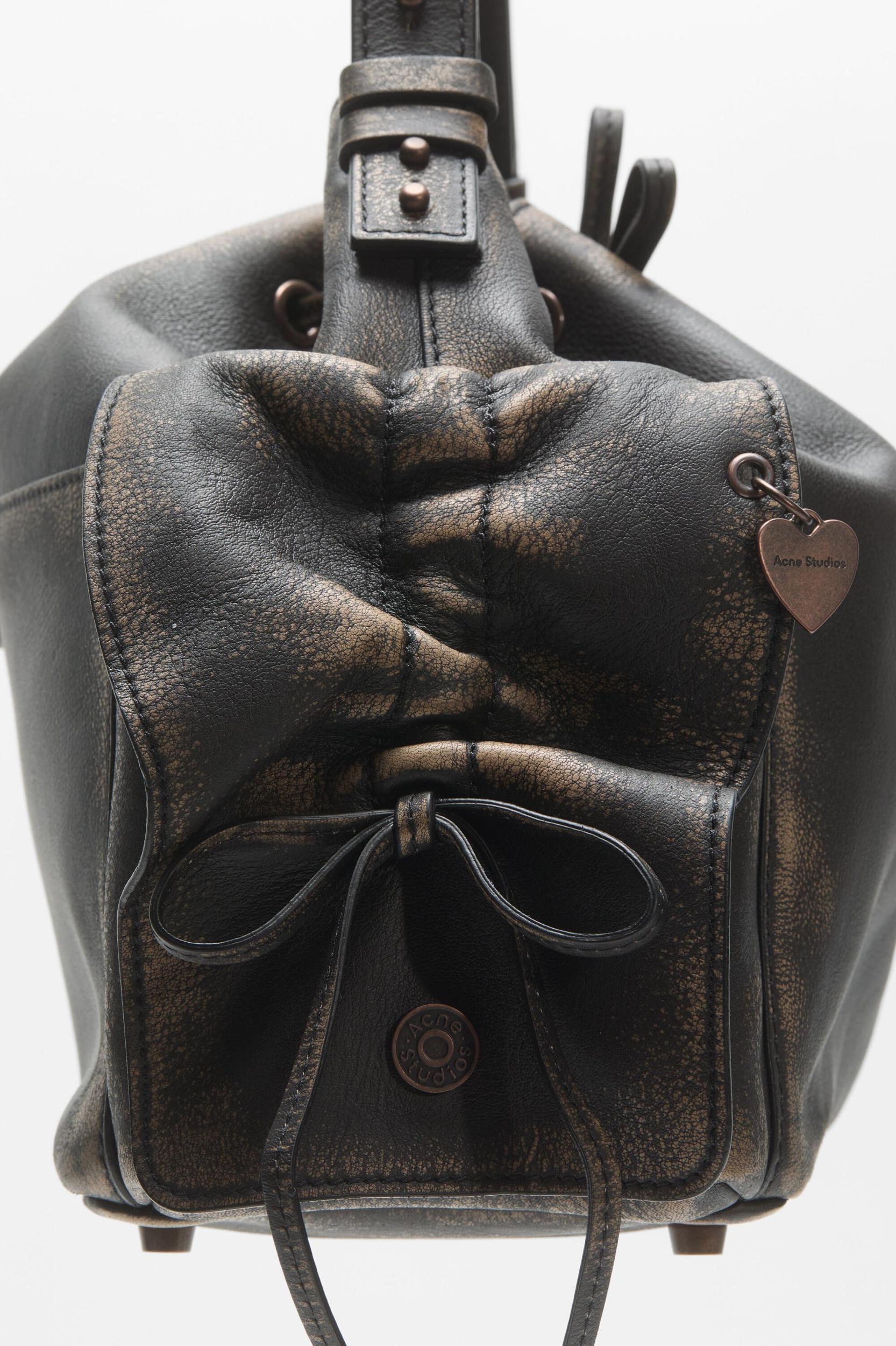 Multipocket bucket bag Product Image