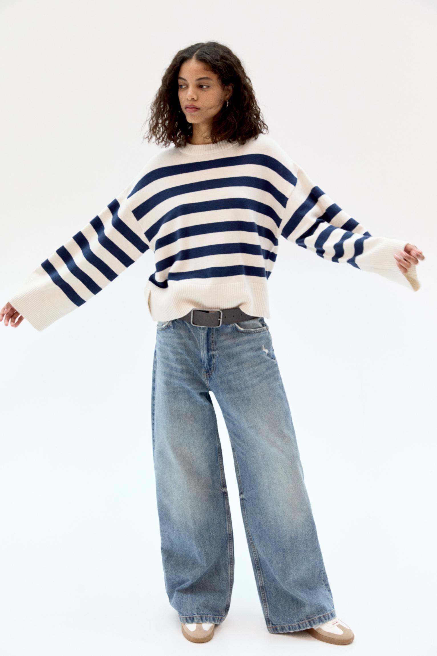 Sweater with wide sleeves Product Image