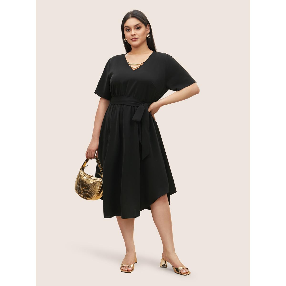 Plus Size Anti-Wrinkle Metal Chain Detail Belted Arc Hem Dress Black Women Workwear Essentials Belted V-neck Short sleeve Curvy Midi Dress BloomChic 14-16/1X Product Image