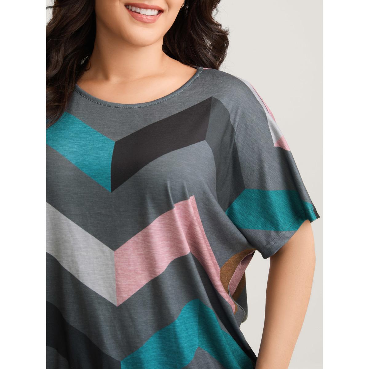 Plus Size Color Block Wavy Print T-Shirt DimGray Women Contrast Round Neck Loose Everyday-Casual T-shirts BloomChic 14-16/1X Product Image