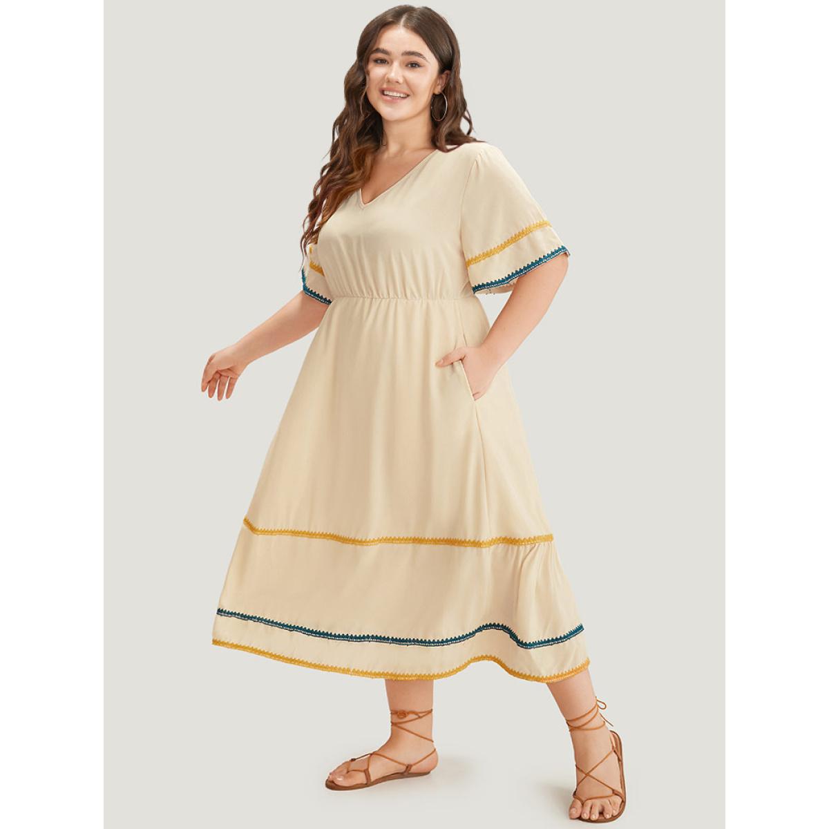 Plus Size Contrast Trim Pocket V Neck Gathered Dress Ivory Women Vacation Gathered V-neck Short sleeve Curvy Midi Dress BloomChic 26/4X Product Image