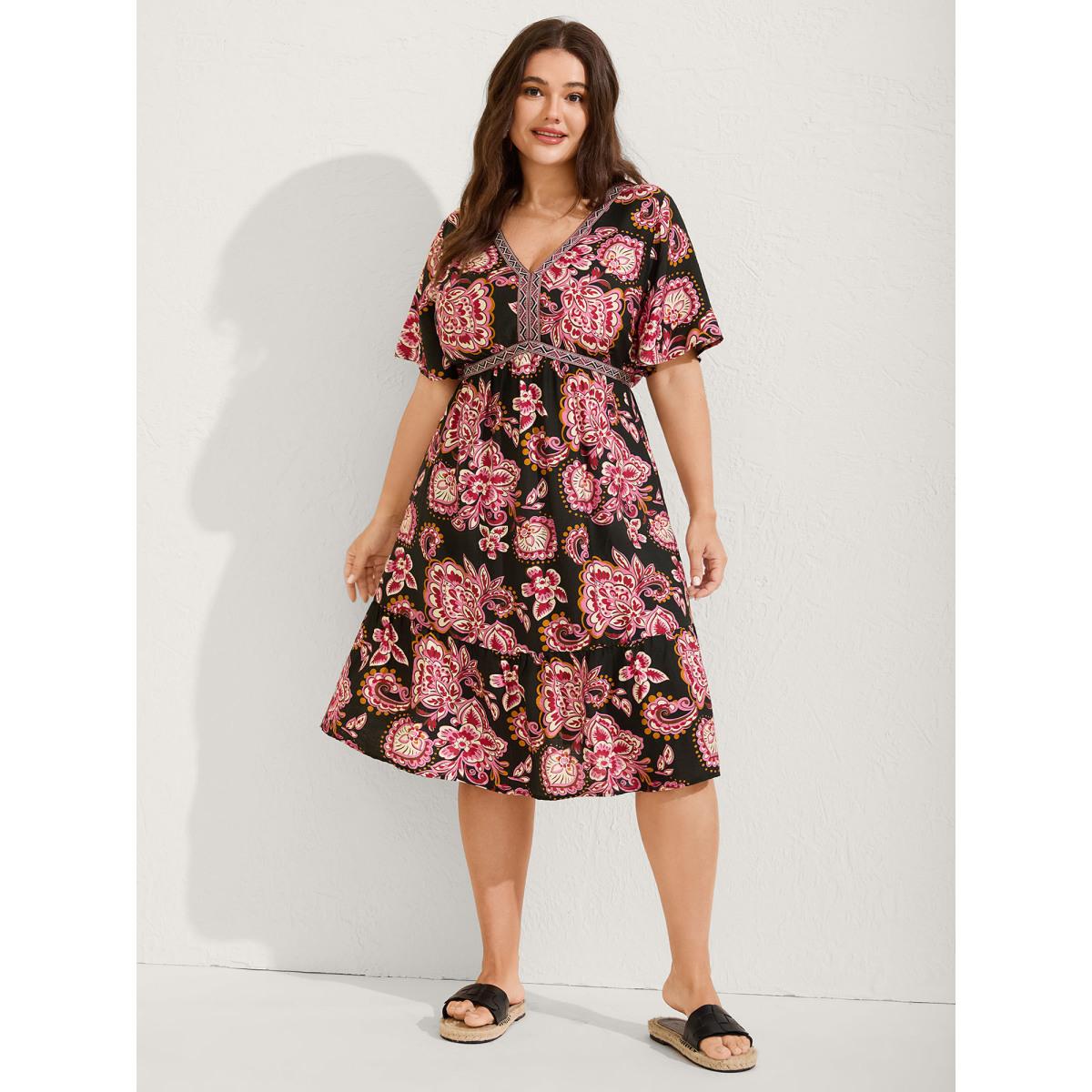 Plus Size Paisley Print Stretchy Waist Pockets Midi Dress BlackFlower Women V-neck Short sleeve Curvy BloomChic 18-20/2X Product Image