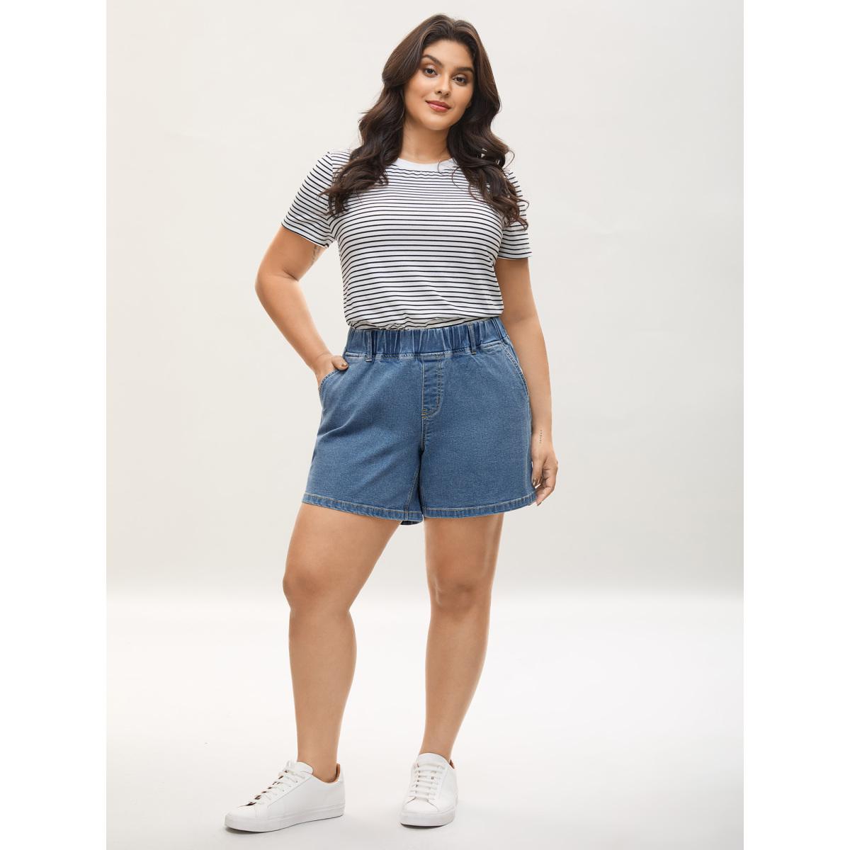 Plus Size Classic Cut Pull-On Denim Shorts Women Denimblue Low stretch Casual Slanted pocket Leisure Denim Shorts BloomChic 30/6X Product Image