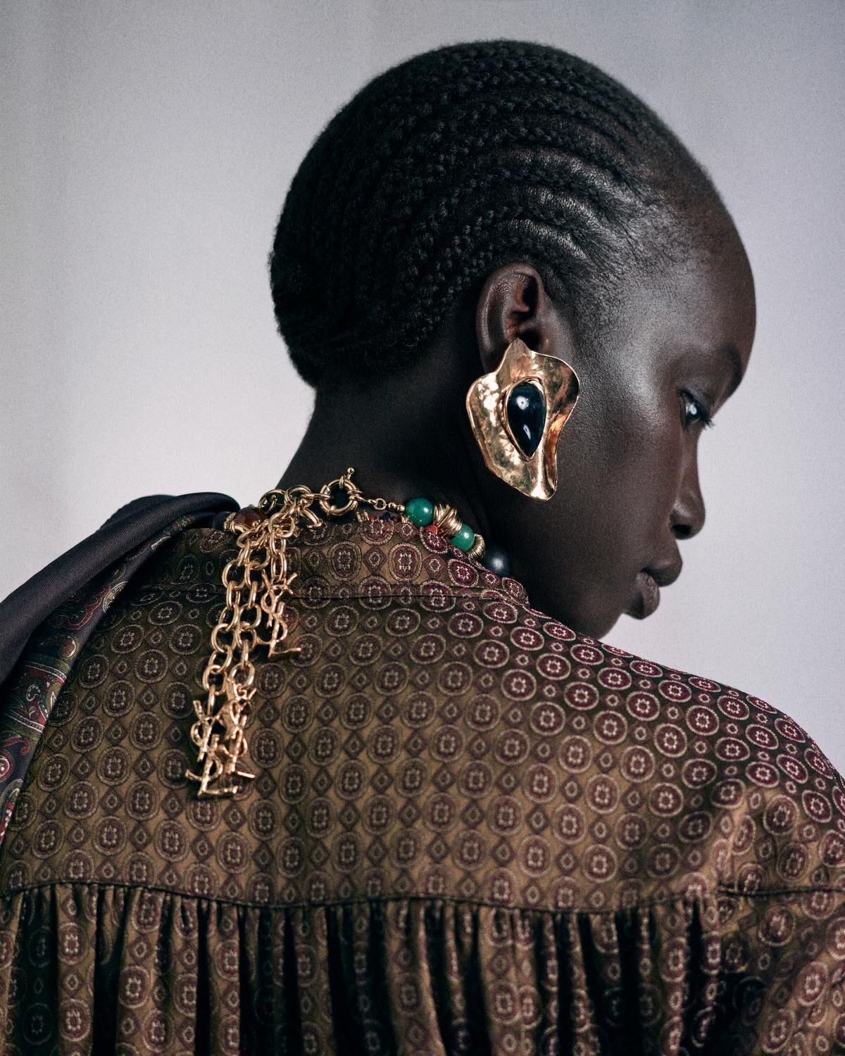 petal earrings in resin and metal Product Image