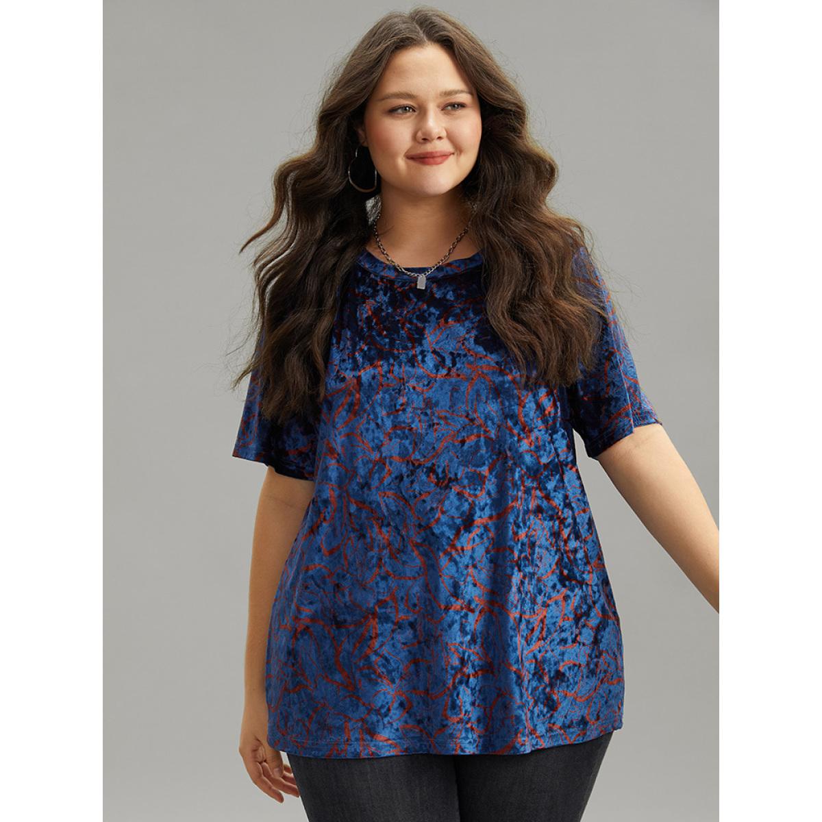 Plus Size Silhouette Floral Print Crew Neck T-shirt Aegean Women Elegant Printed Floral Round Neck Dailywear T-shirts BloomChic 28/5X Product Image