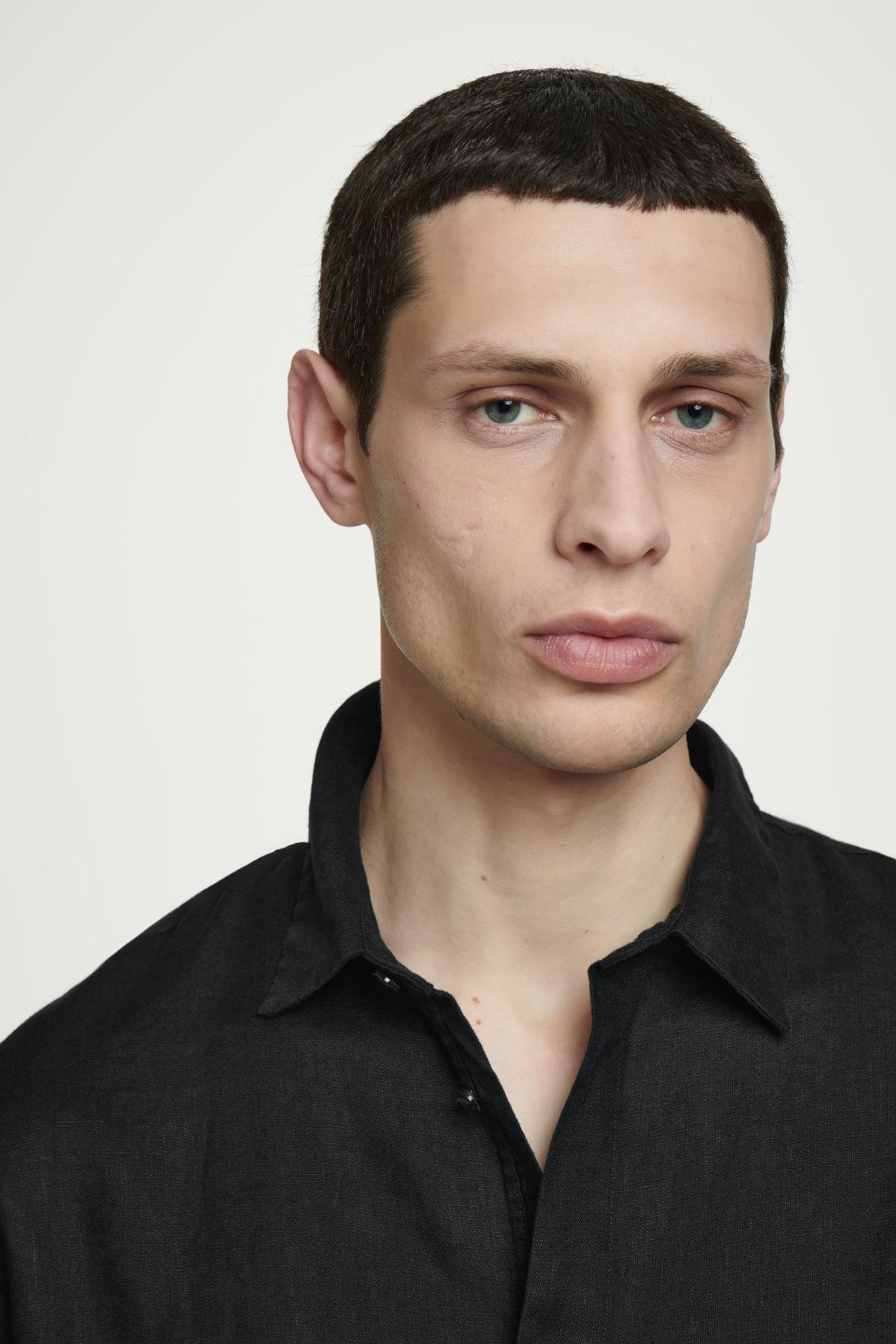 RELAXED LINEN LONG-SLEEVED SHIRT Product Image