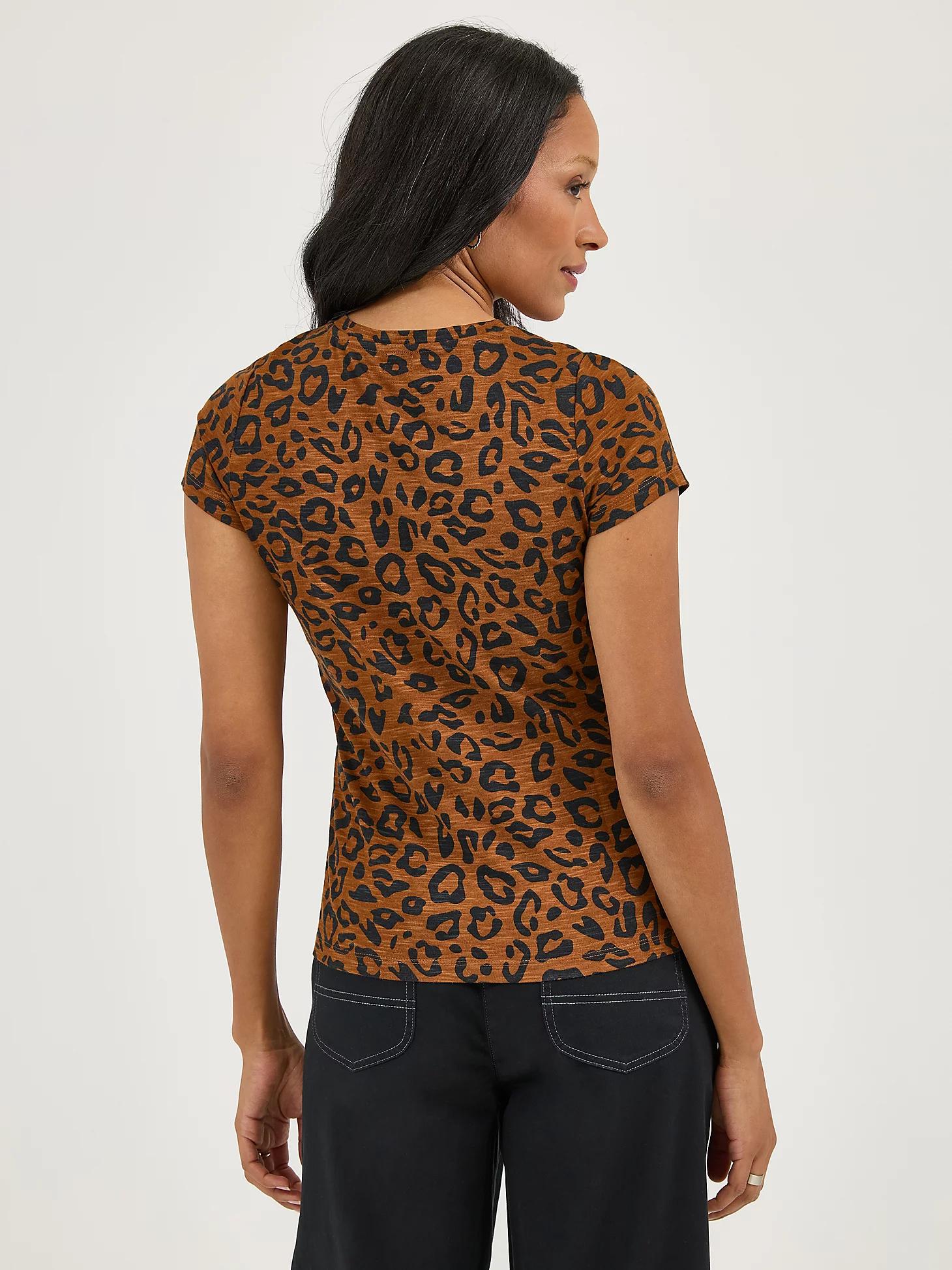 Women's Basic V-Neck Print Tee | Women's Tops & Tees | Lee® Product Image
