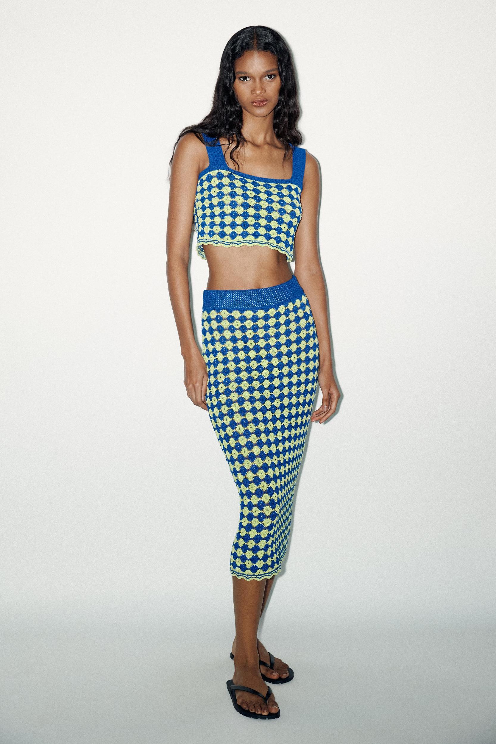 STRUCTURED KNIT CROP TOP Product Image