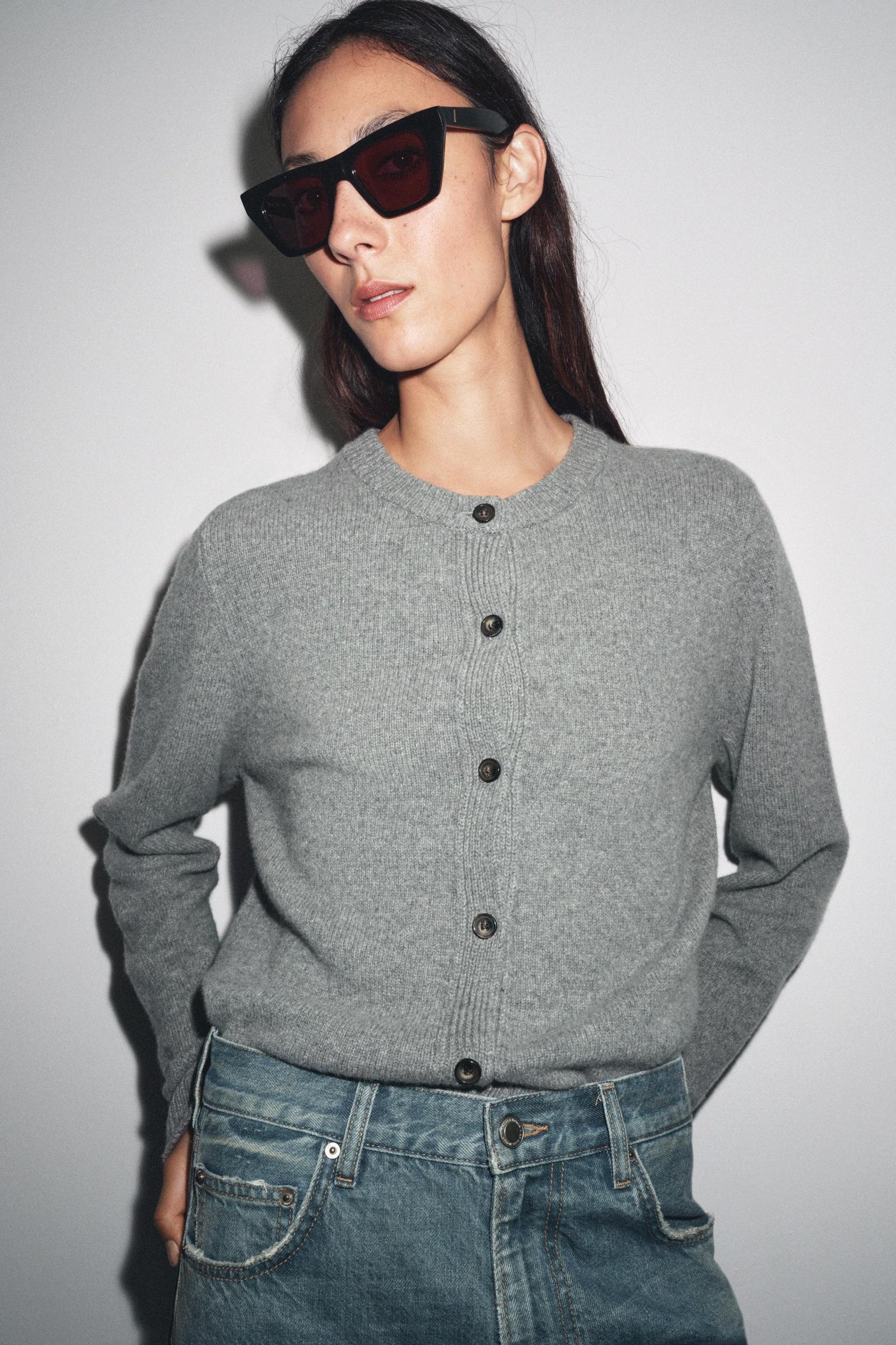 CASHMERE AND WOOL BASIC CARDIGAN Product Image