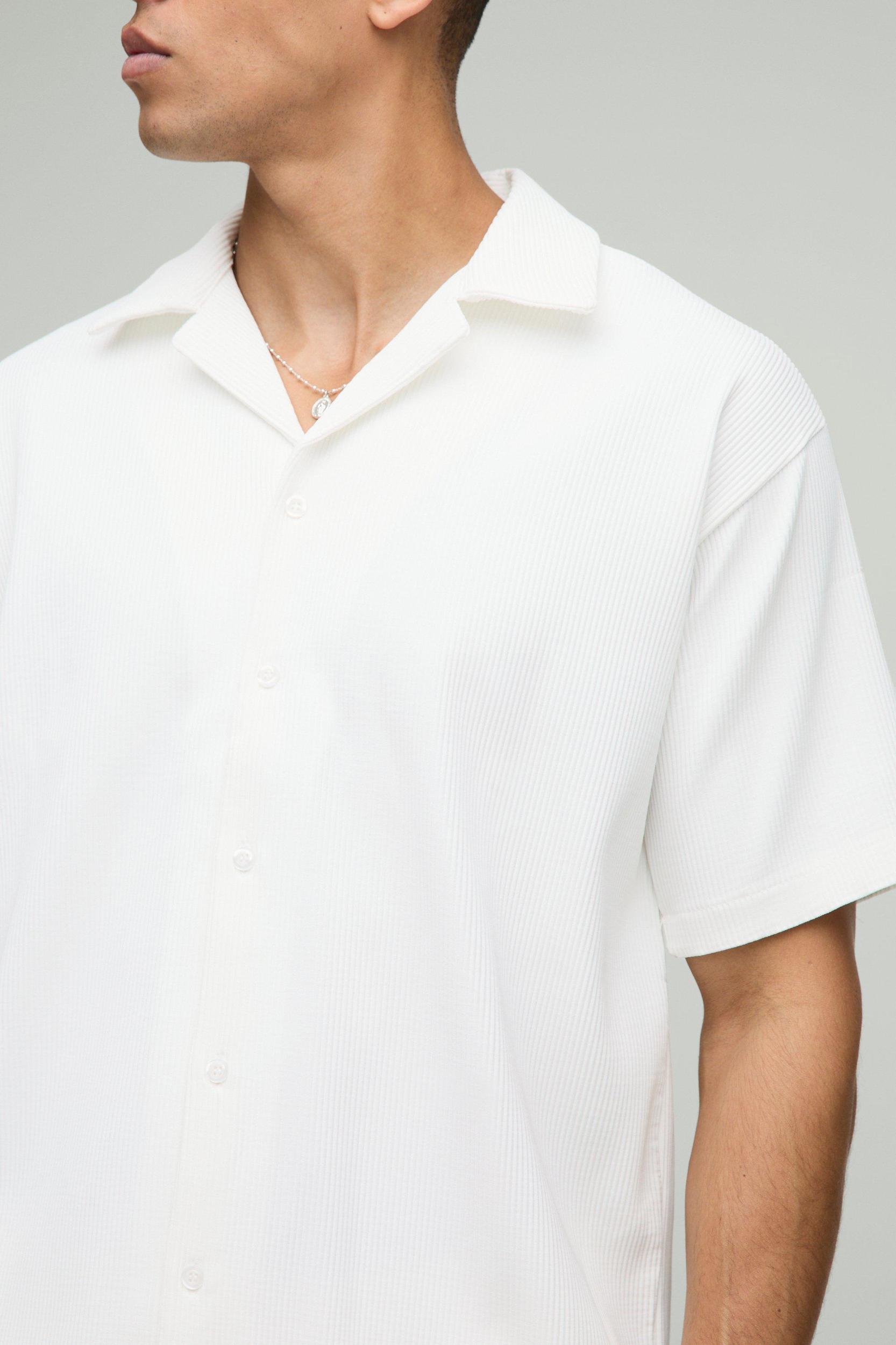 Short Sleeve Revere Oversized Pleated Shirt | boohooMAN USA Product Image