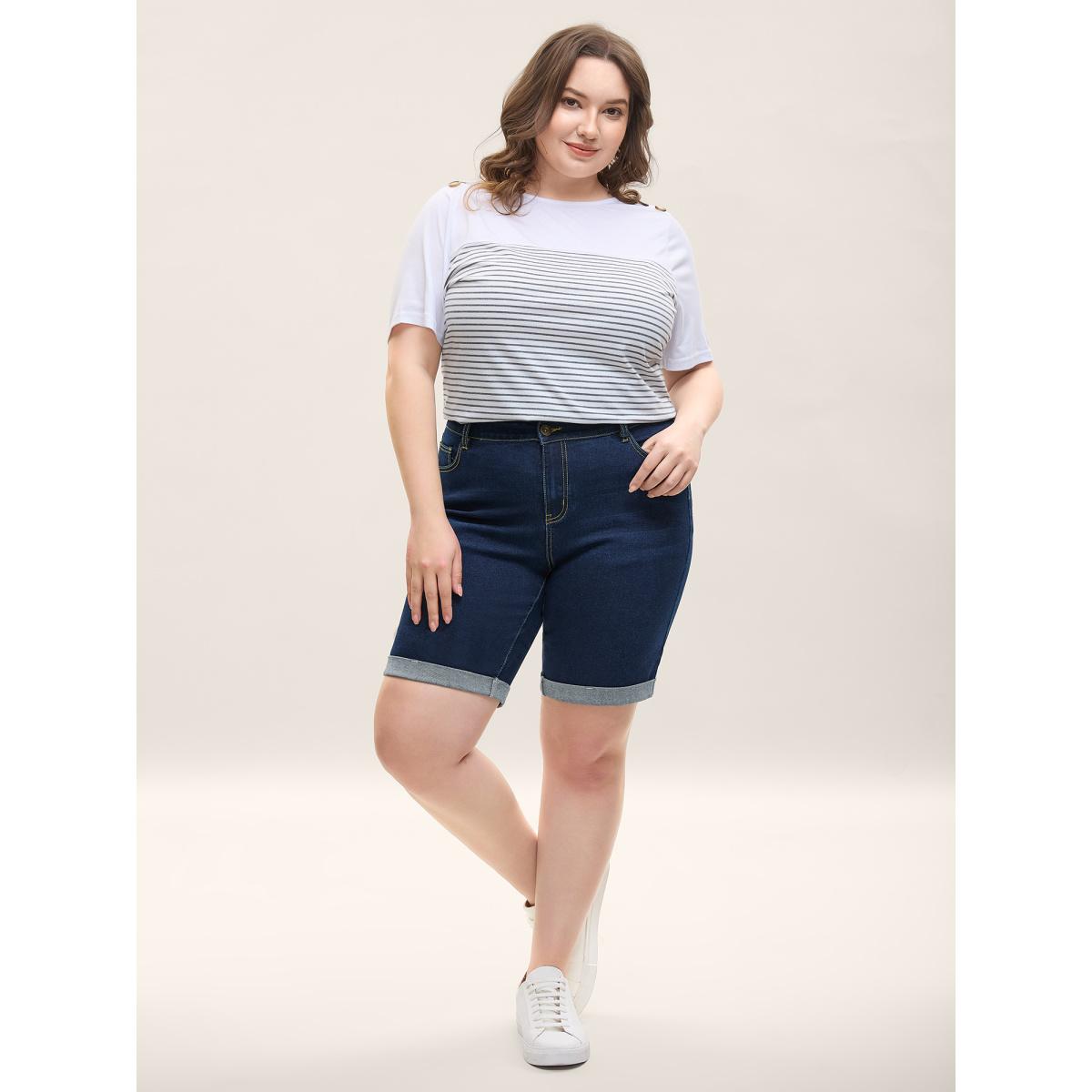 Plus Size Stretchy Skinny-Fit Classic Denim Shorts Women Midblue Medium stretch Casual Slanted pocket Leisure Denim Shorts BloomChic 26/4X Product Image